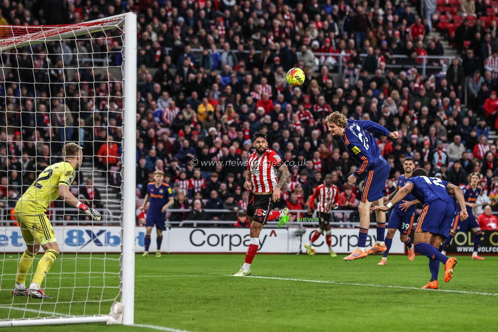 Sunderland take the lead by an own goal from Nick Woltemade of Newcastle United making it 1-0 during the Premier League match Sunderland vs Newcastle United at Stadium Of Light, Sunderland, United Kingdom, 14th December 2025

(Photo by Alfie Cosgrove/News Images)

*** GER AUT SUI OUT ***