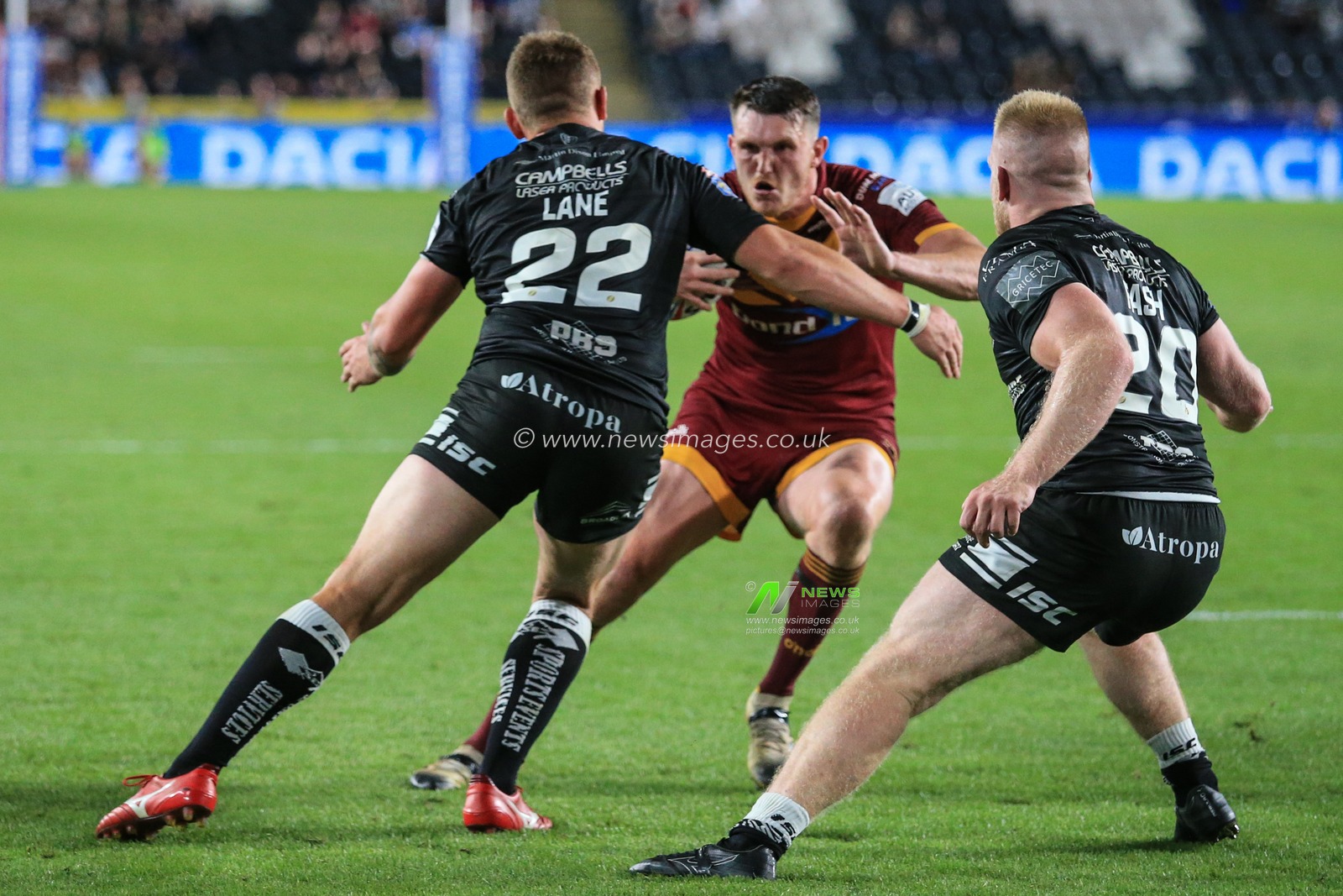 30th August 2019, KCOM Stadium, Hull, England; Betfred Super League, Round 27, Hull FC vs Huddersfield Giants ; Lee Gaskell (6) of Huddersfield Giants runs at Jordan Lane (22) of Hull FC 


Credit: David Greaves/News Images