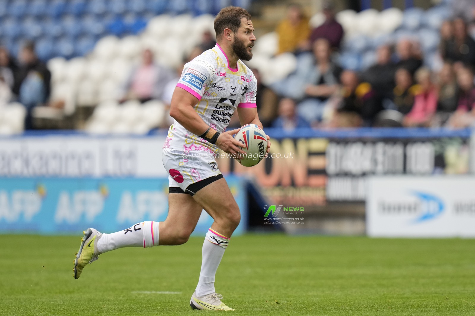 Aidan Sezer #7 of Leeds Rhinos during the Betfred Super League Round 23 match Huddersfield Giants vs Leeds Rhinos at John Smith's Stadium, Huddersfield, United Kingdom, 27th August 2023

(Photo by Steve Flynn/News Images)