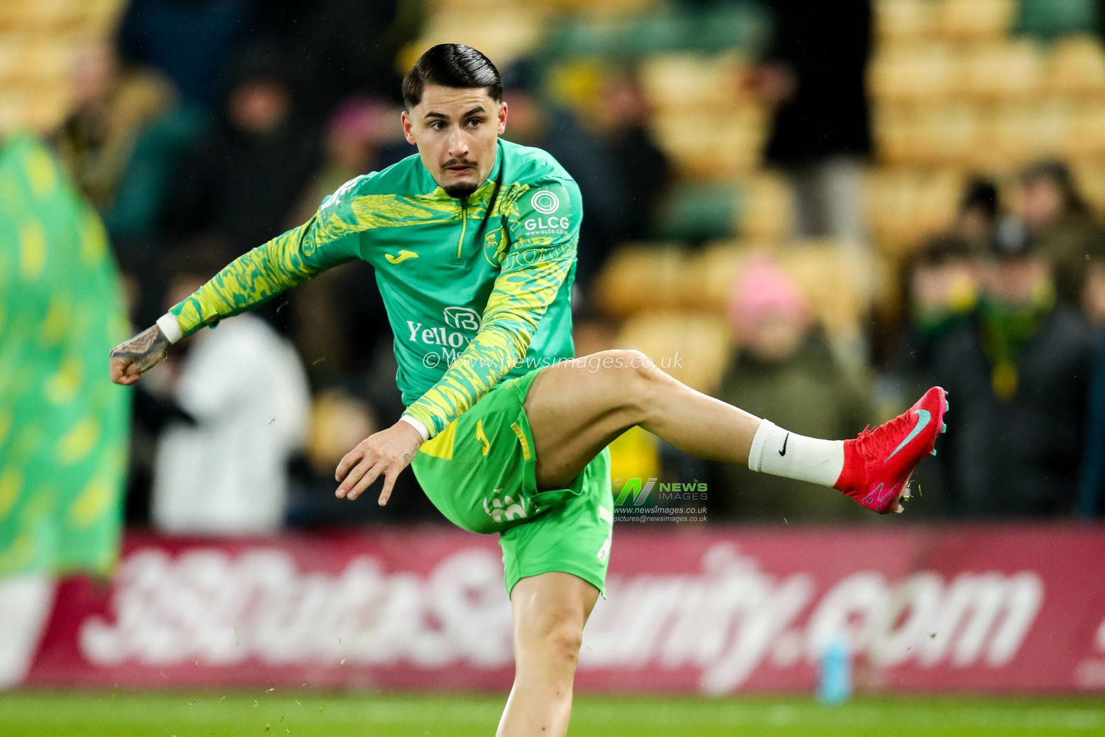 Borja Sainz of Norwich City warms up prior to the Sky Bet Championship match Norwich City vs Preston North End at Carrow Road, Norwich, United Kingdom, 11th February 2025

(Photo by Izzy Poles/News Images)