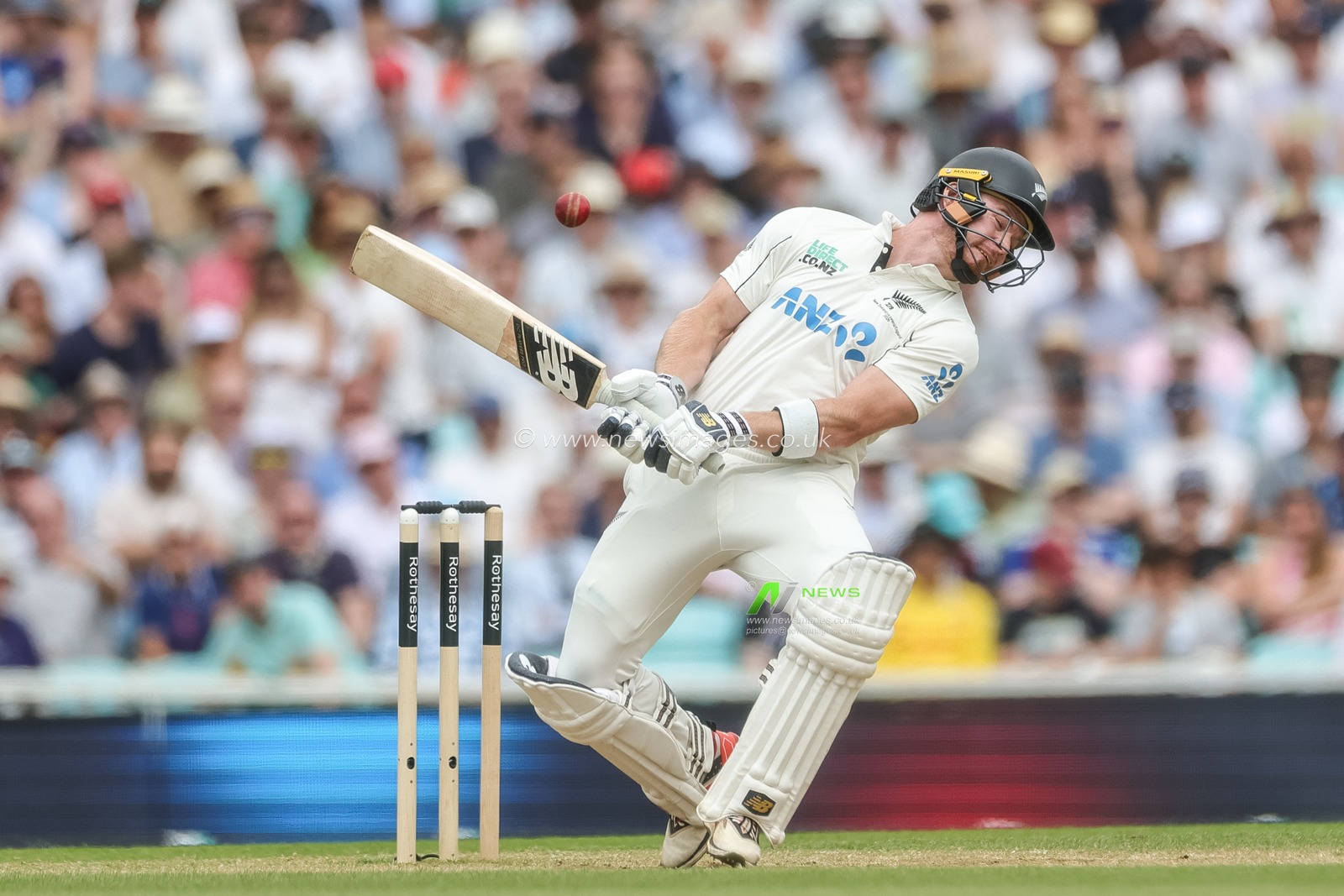 Glenn Phillips of New Zealand slips as he ducks a bouncer off Jofra Archer of England during the 2nd Rothesay Test Match Day 4 match England vs New Zealand at The Kia Oval, London, United Kingdom on 20 June 2026

(Photo by Mark Cosgrove/News Images)