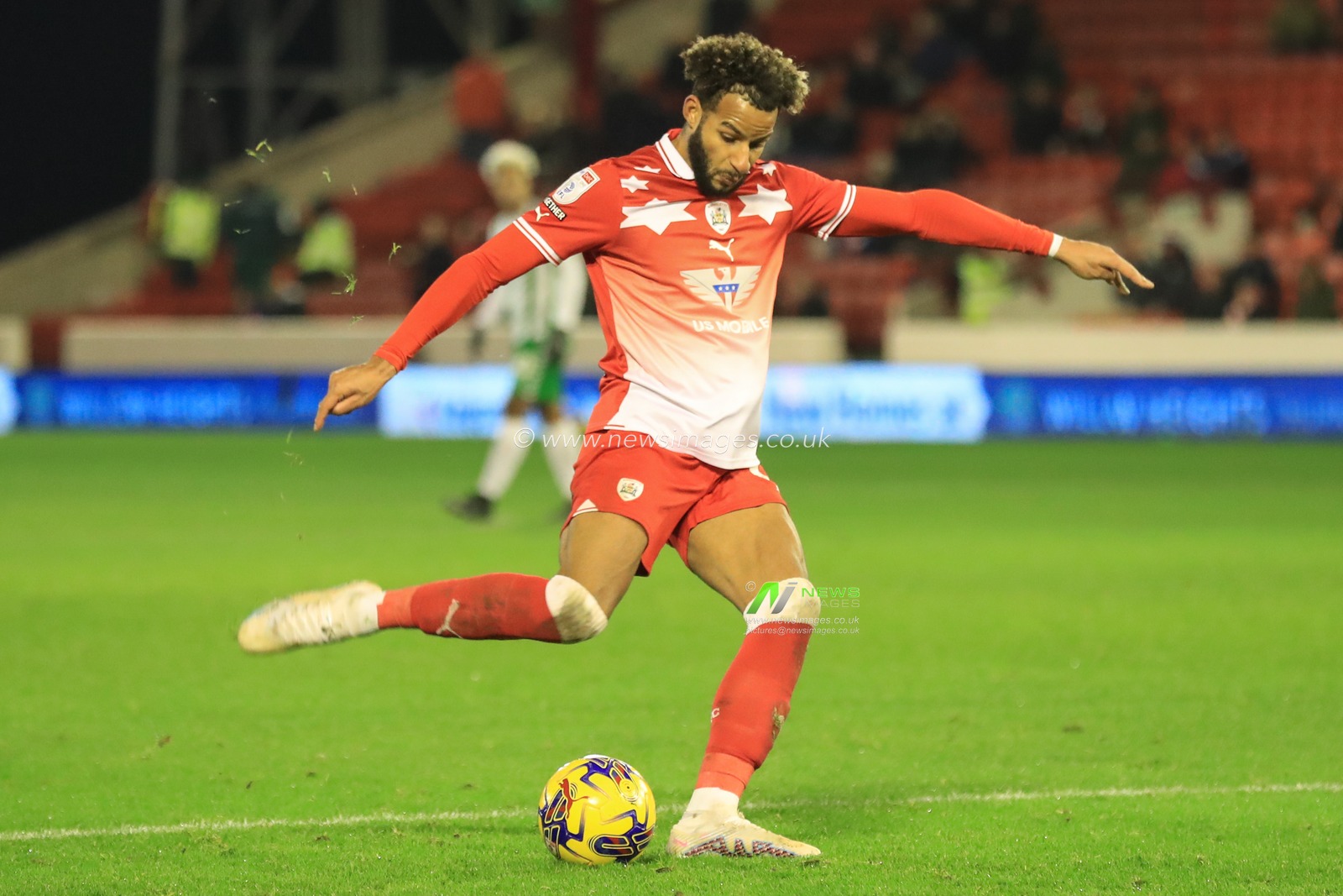 Barry Cotter #17 of Barnsley takes a shot on goal during the Sky Bet League 1 match Barnsley vs Wycombe Wanderers at Oakwell, Barnsley, United Kingdom, 28th November 2023

(Photo by Alfie Cosgrove/News Images)