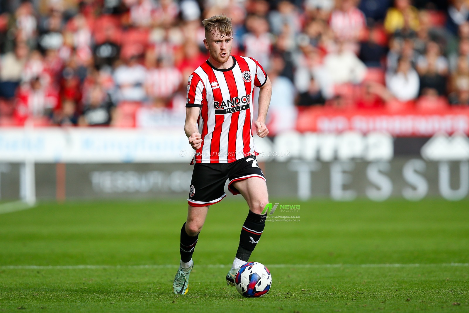 Tommy Doyle #22 of Sheffield United during the Sky Bet Championship match Sheffield United vs Birmingham City at Bramall Lane, Sheffield, United Kingdom, 1st October 2022

(Photo by Ben Early/News Images)