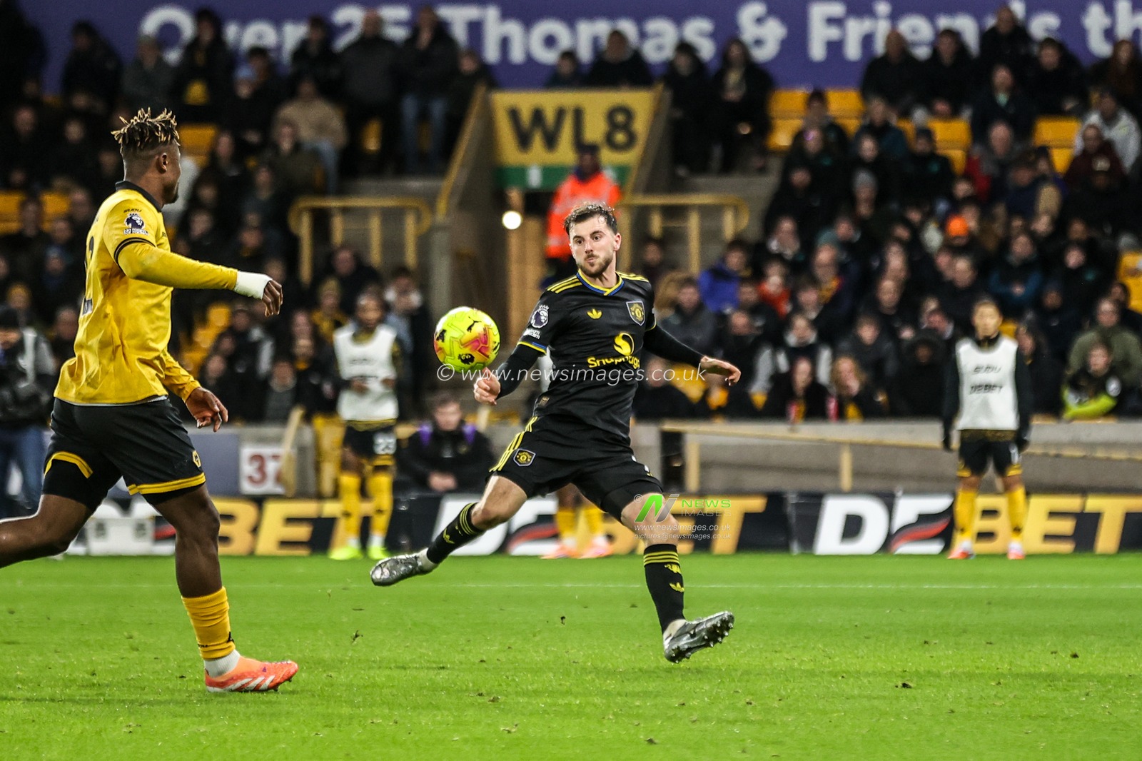 Mason Mount of Manchester Untied scores to make it 1-3 during the Premier League match Wolverhampton Wanderers vs Manchester United at Molineux, Wolverhampton, United Kingdom, 8th December 2025

(Photo by Alfie Cosgrove/News Images)

*** GER AUT SUI OUT ***