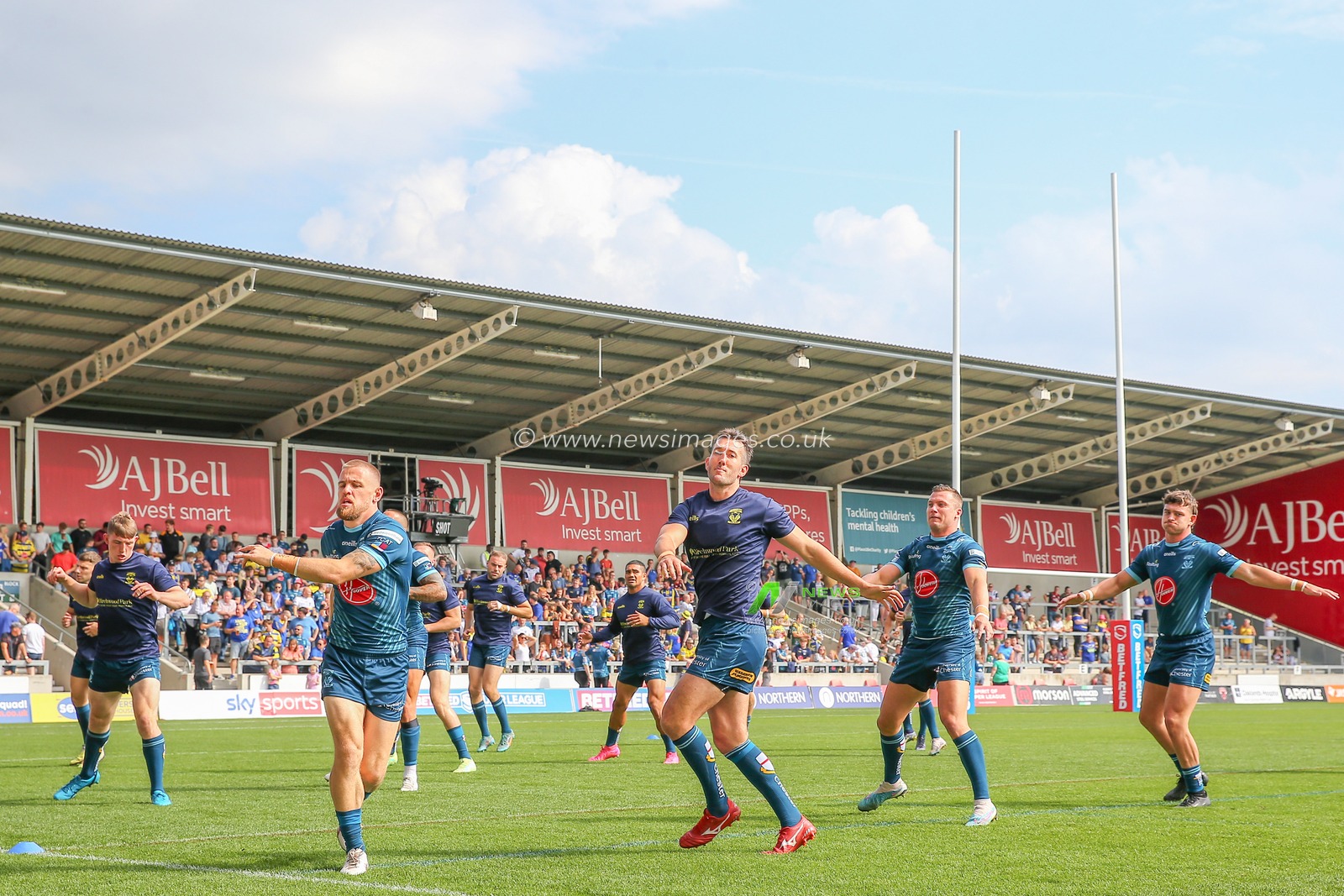 Warrington Wolves players during the pre-game warm up ahead of the Betfred Super League Round 25 match Salford Red Devils vs Warrington Wolves at AJ Bell Stadium, Eccles, United Kingdom, 10th September 2023

(Photo by Gareth Evans/News Images)