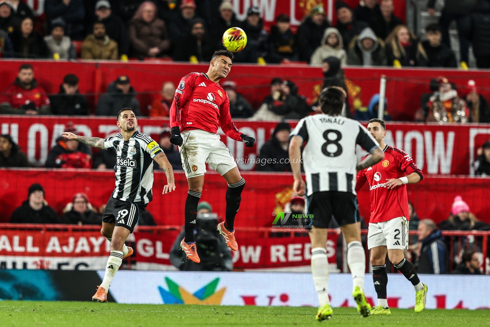 Casemiro of Manchester Untied jumps up to win the high ball during the Premier League match Manchester United vs Newcastle United at Old Trafford, Manchester, United Kingdom, 26th December 2025

(Photo by Alfie Cosgrove/News Images)

*** GER AUT SUI OUT ***