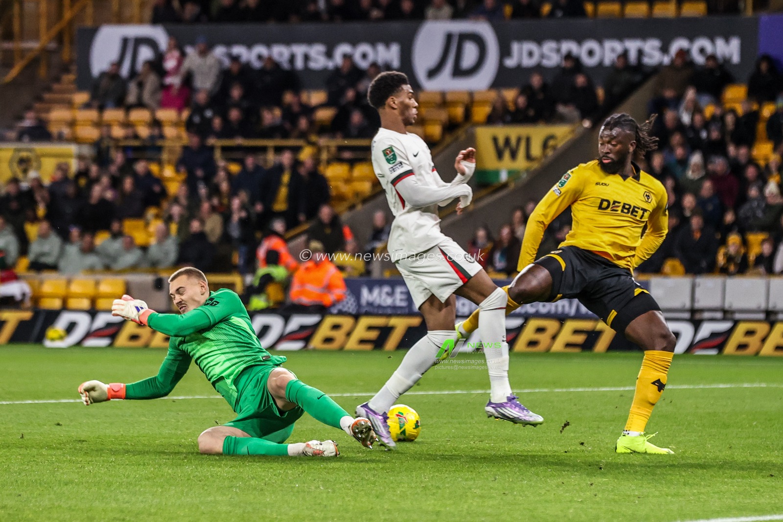 Chelsea goalkeeper Filip Jorgensen pressures the ball as Tolu Arokodare of Wolverhampton Wanderers breaks towards goal during the Carabao Cup Last 16 Wolverhampton Wanderers vs Chelsea at Molineux, Wolverhampton, United Kingdom, 29th October 2025

(Photo by Alfie Cosgrove/News Images)

*** GER AUT SUI OUT ***