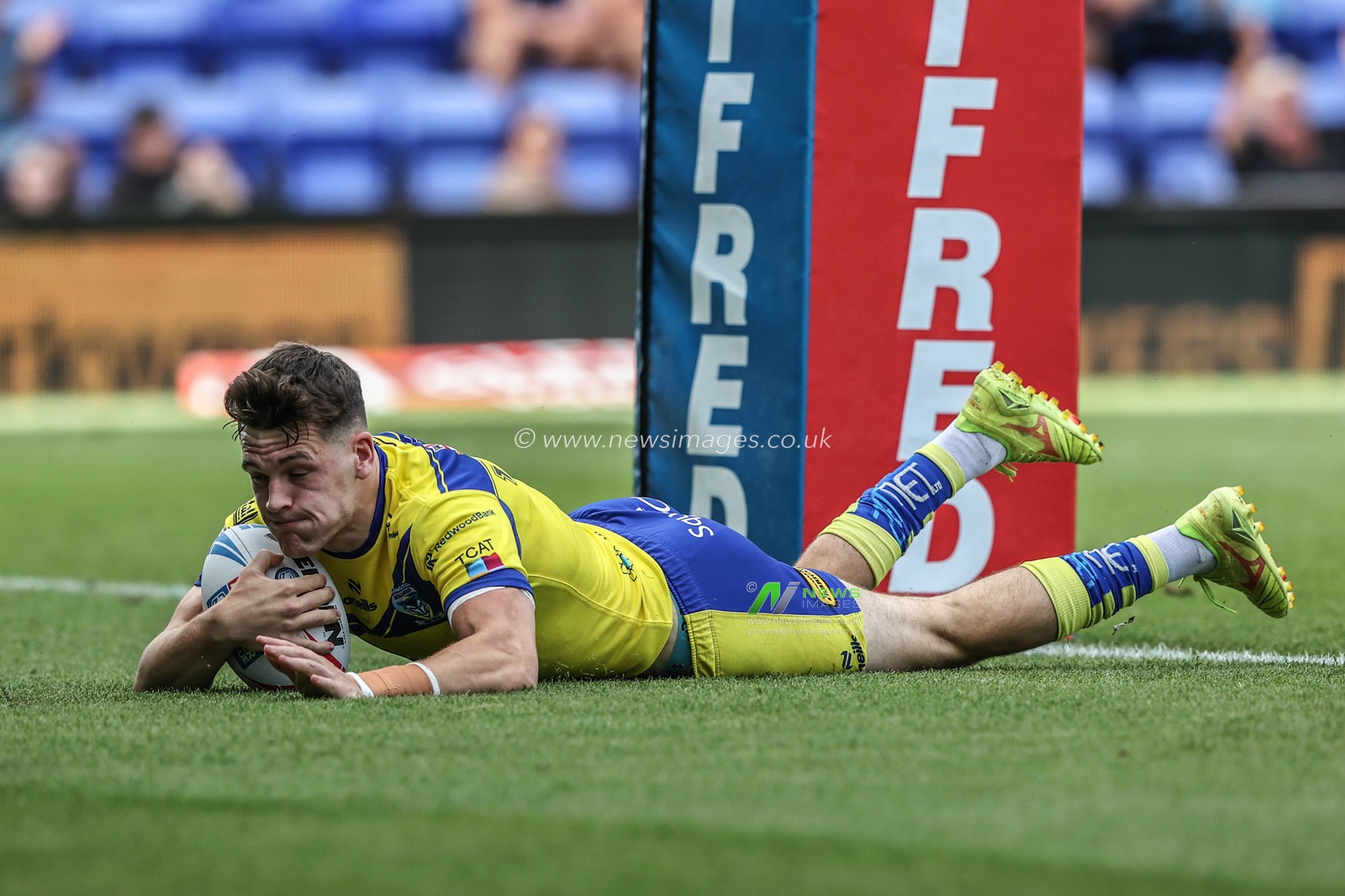 Josh Thewlis of Warrington Wolves goes over for a try during the Betfred Super League round 16 match Warrington Wolves vs Hull FC at Halliwell Jones Stadium, Warrington, United Kingdom, 28th June 2025

(Photo by Alfie Cosgrove/News Images)