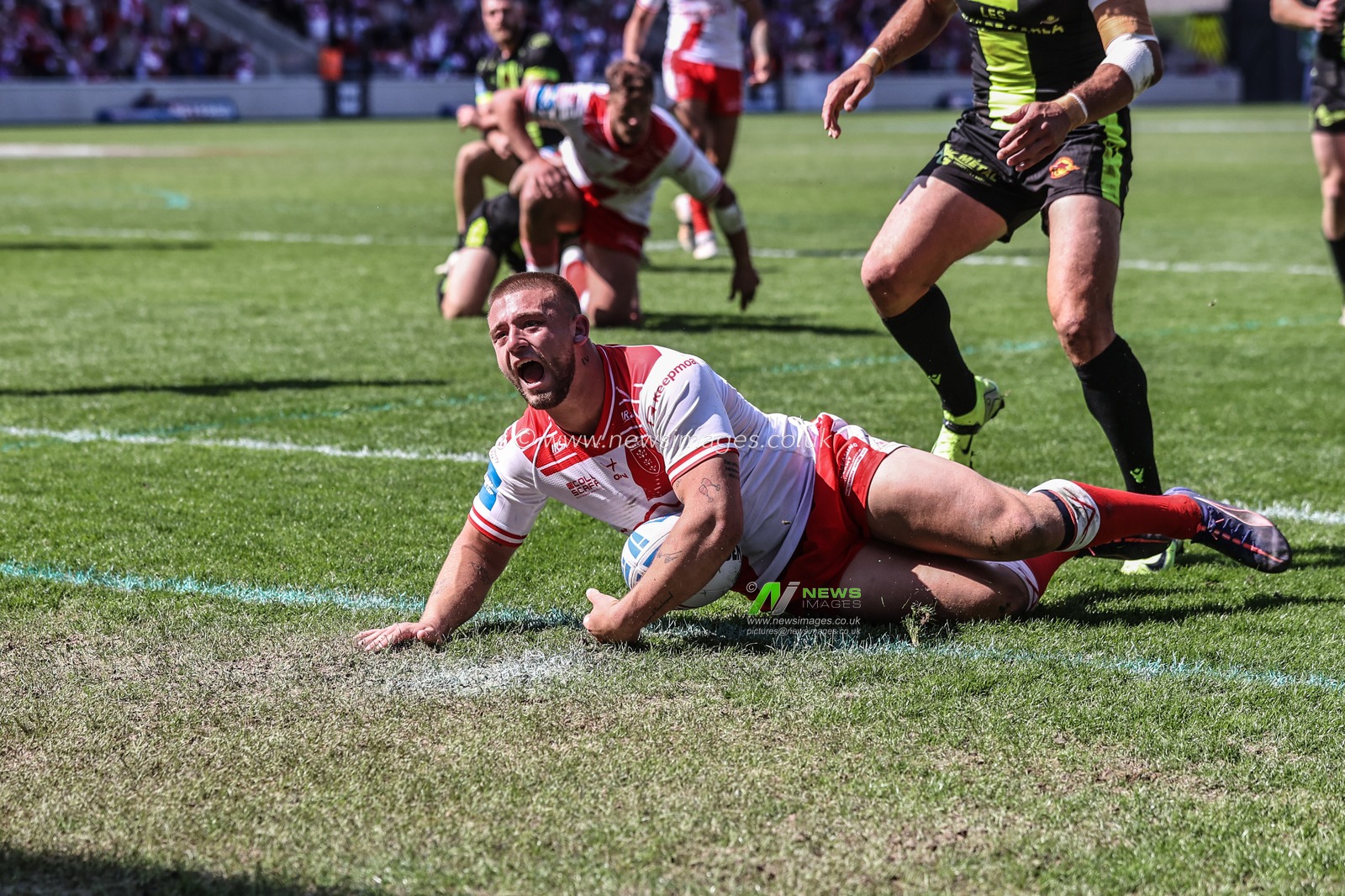 Mikey Lewis of Hull KR goes over for a try during the Betfred Challenge Cup Semi-final match Hull KR vs Catalans Dragons at LNER Community Stadium, York, United Kingdom, 10th May 2025

(Photo by Alfie Cosgrove/News Images)