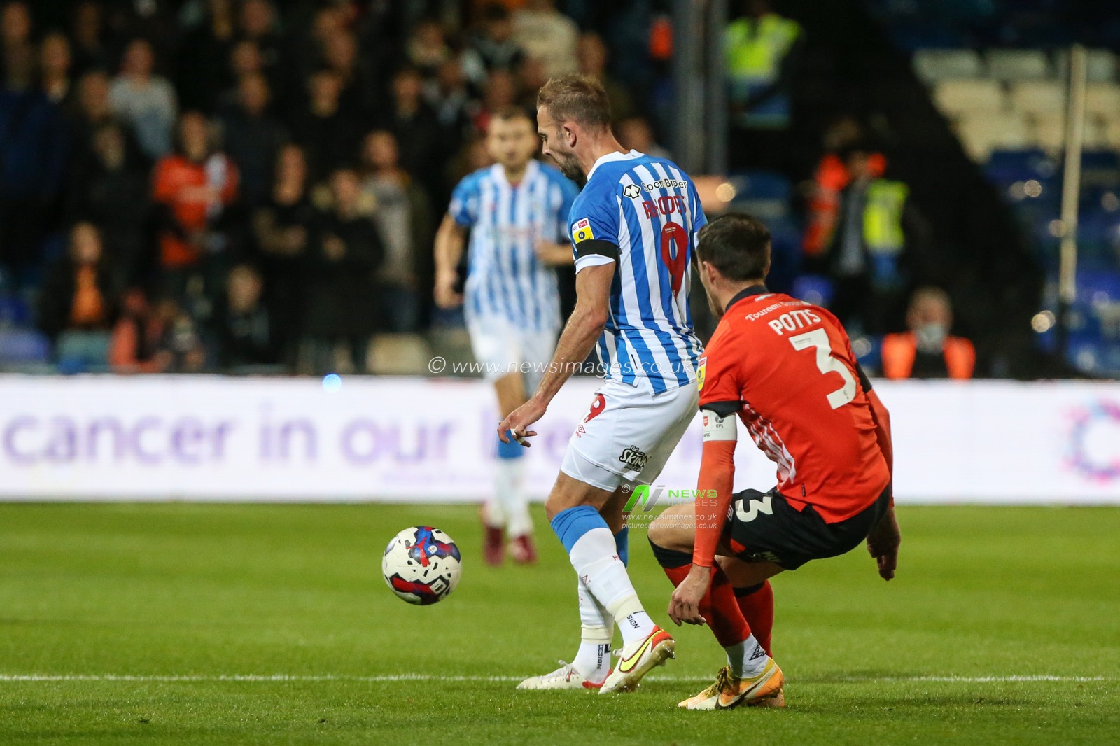 Jordan Rhodes #9 of Huddersfield Town flicks the ball under pressure from Dan Potts #3 of Luton Town during the Sky Bet Championship match Luton Town vs Huddersfield Town at Kenilworth Road, Luton, United Kingdom, 4th October 2022

(Photo by Arron Gent/News Images)