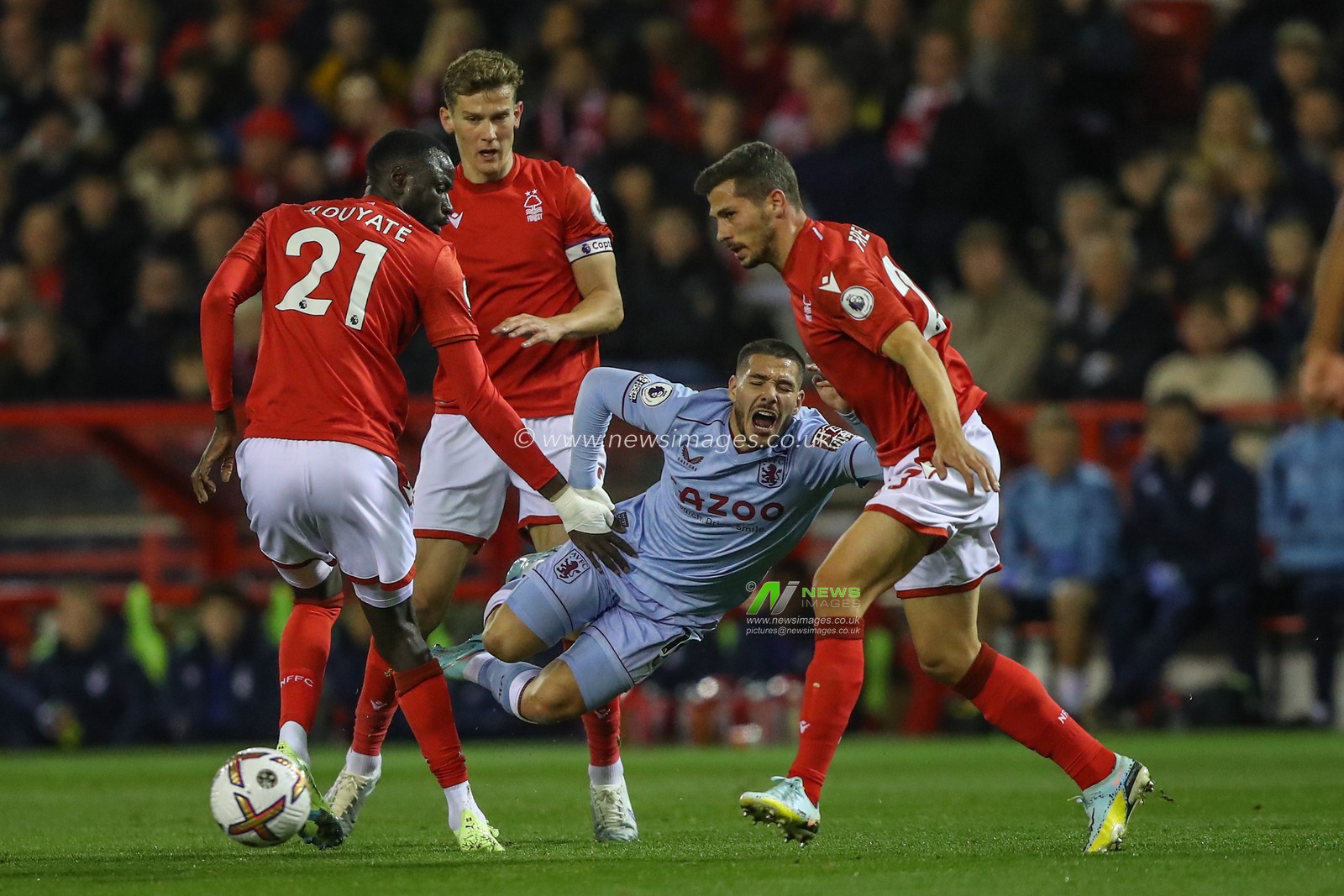 Emi BuendÃ­a #10 of Aston Villa is fouled by Cheikhou KouyatÃ© #21 of Nottingham Forest during the Premier League match Nottingham Forest vs Aston Villa at City Ground, Nottingham, United Kingdom, 10th October 2022

(Photo by Gareth Evans/News Images)