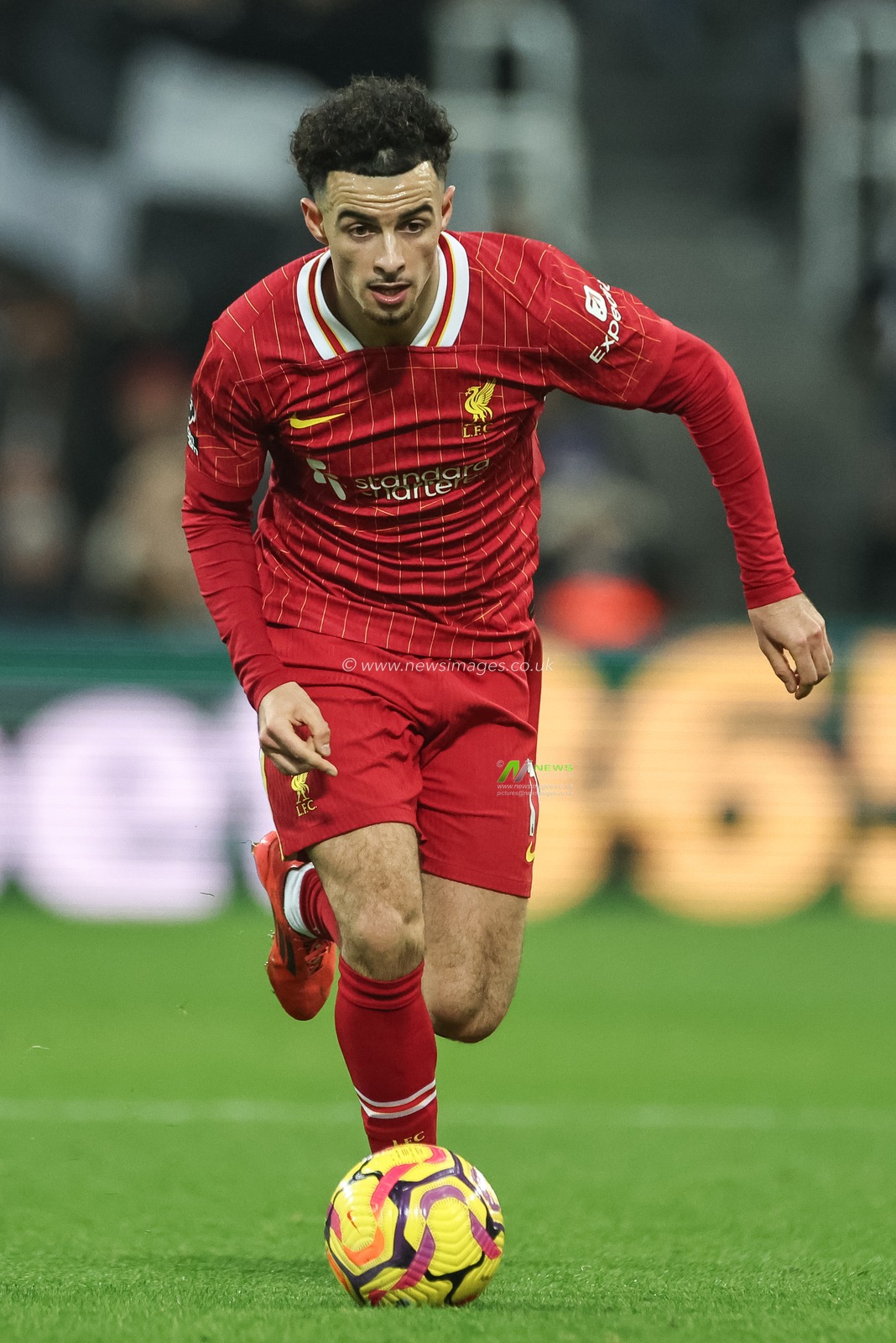 Curtis Jones of Liverpool breaks with the ball during the Premier League match Newcastle United vs Liverpool at St. James' Park, Newcastle, United Kingdom, 4th December 2024

(Photo by Mark Cosgrove/News Images)