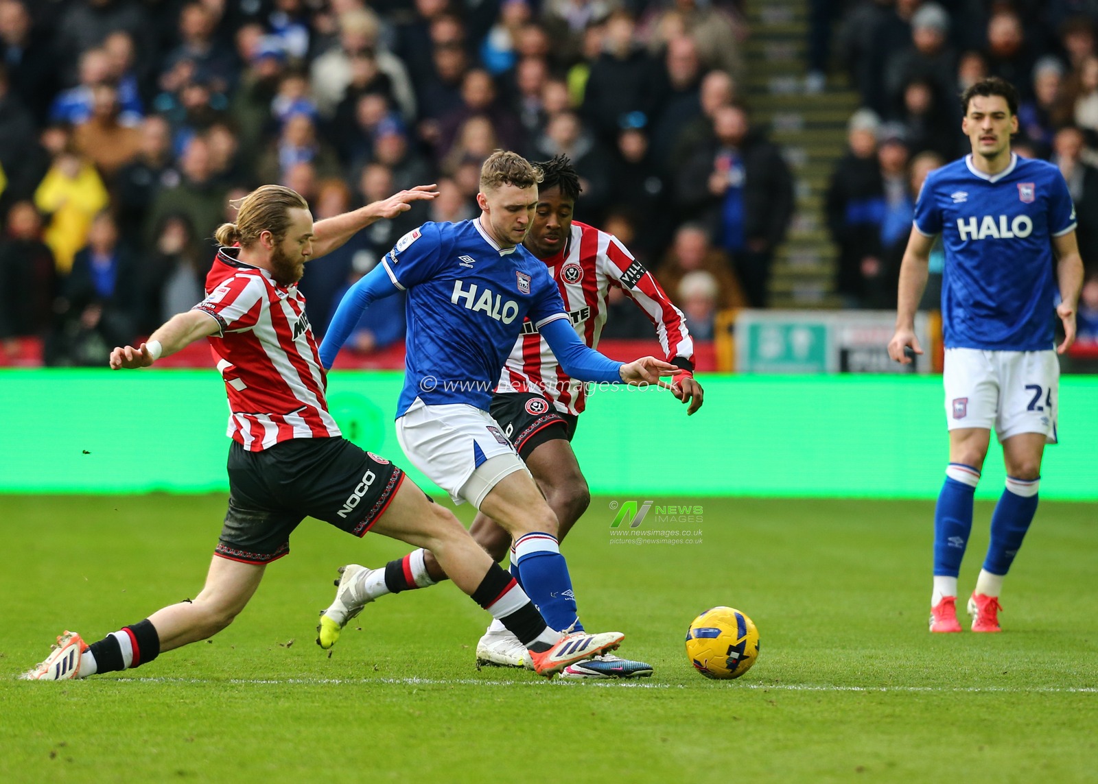 Tom Davies of Sheffield United puts in a challenge on Jack Taylor of Ipswich Town during the Sky Bet Championship match Sheffield United vs Ipswich Town at Bramall Lane, Sheffield, United Kingdom, 24th January 2026

(Photo by Richard Bierton/News Images)