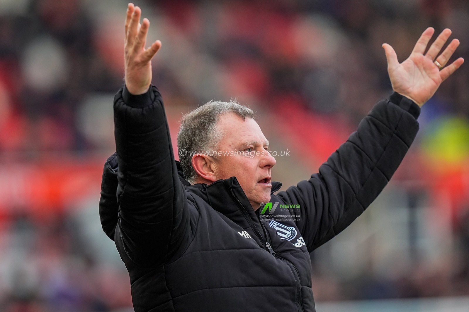 Stoke City manager Mark Robins shouts instructions during the Sky Bet Championship match Stoke City vs Swansea City at Bet365 Stadium, Stoke-on-Trent, United Kingdom, 13th December 2025

(Photo by Maynard Manyowa/News Images)

*** GER AUT SUI OUT ***