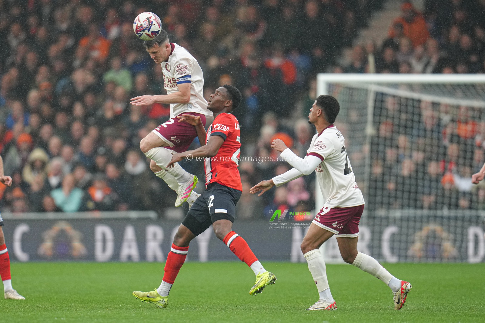 Jason Knight of Bristol City wins header during the Sky Bet Championship match Luton Town vs Bristol City at Kenilworth Road, Luton, United Kingdom, 21st April 2025

(Photo by Harvey Murphy/News Images)