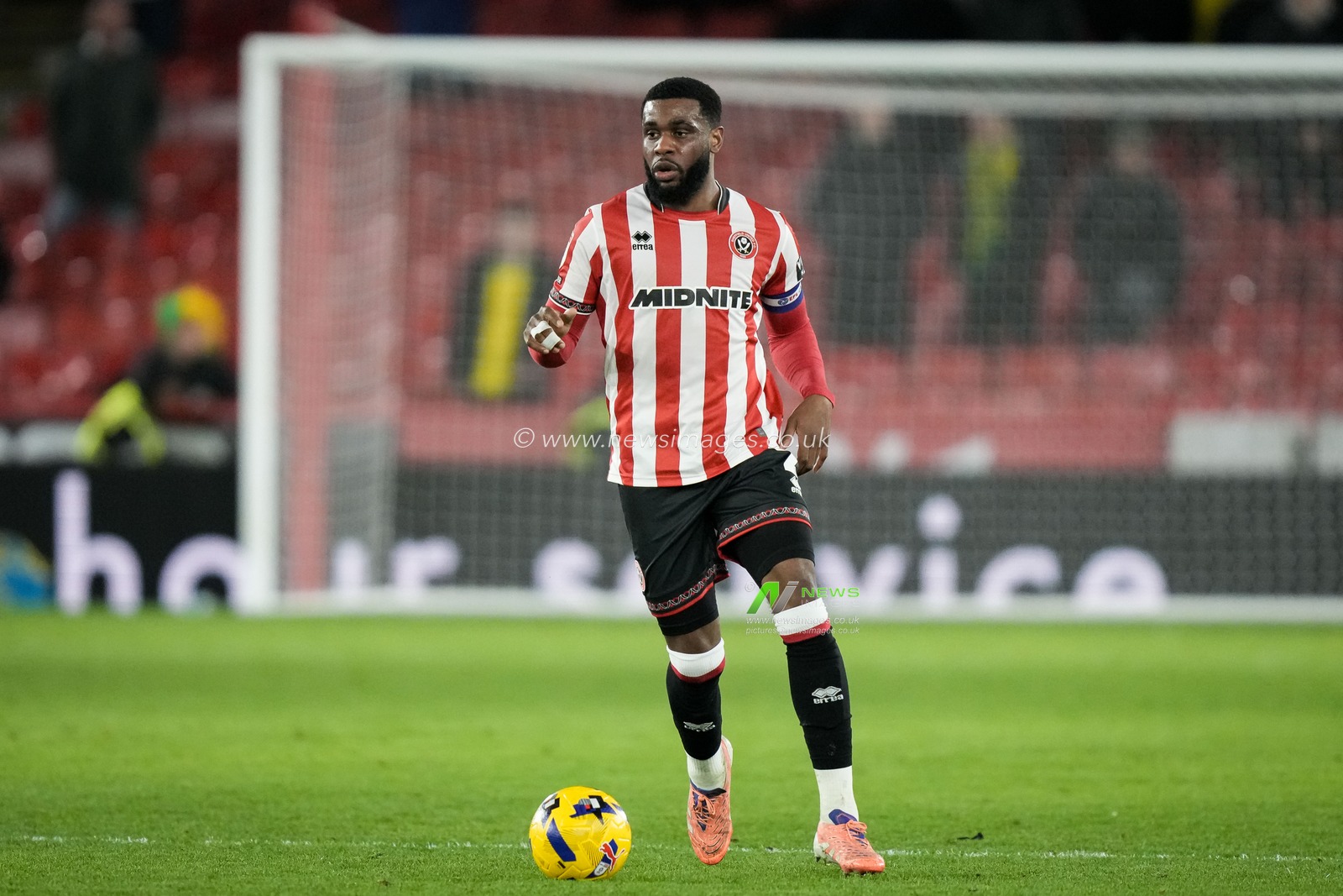 Japhet Tanganga of Sheffield United dribbles the ball during the Sky Bet Championship match Sheffield United vs Norwich City at Bramall Lane, Sheffield, United Kingdom, 9th December 2025

(Photo by Maynard Manyowa/News Images)

*** GER AUT SUI OUT ***