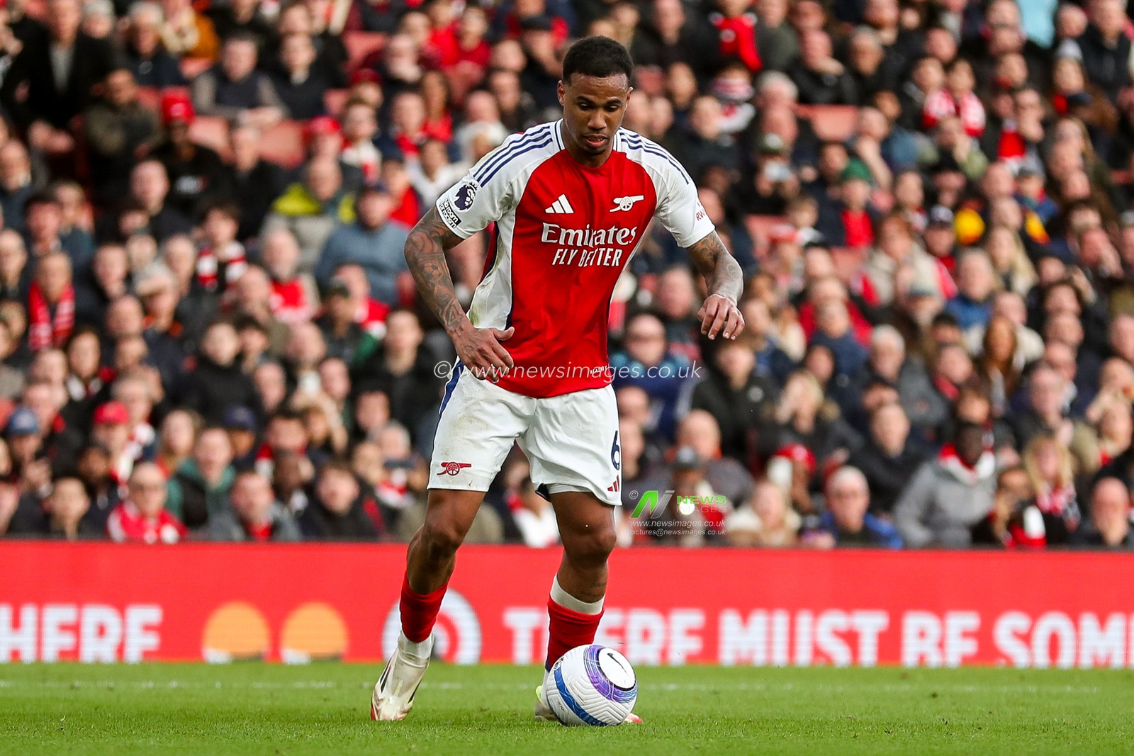 Gabriel of Arsenal runs with the ball during the Premier League match Arsenal vs West Ham United at Emirates Stadium, London, United Kingdom, 22nd February 2025

(Photo by Izzy Poles/News Images)