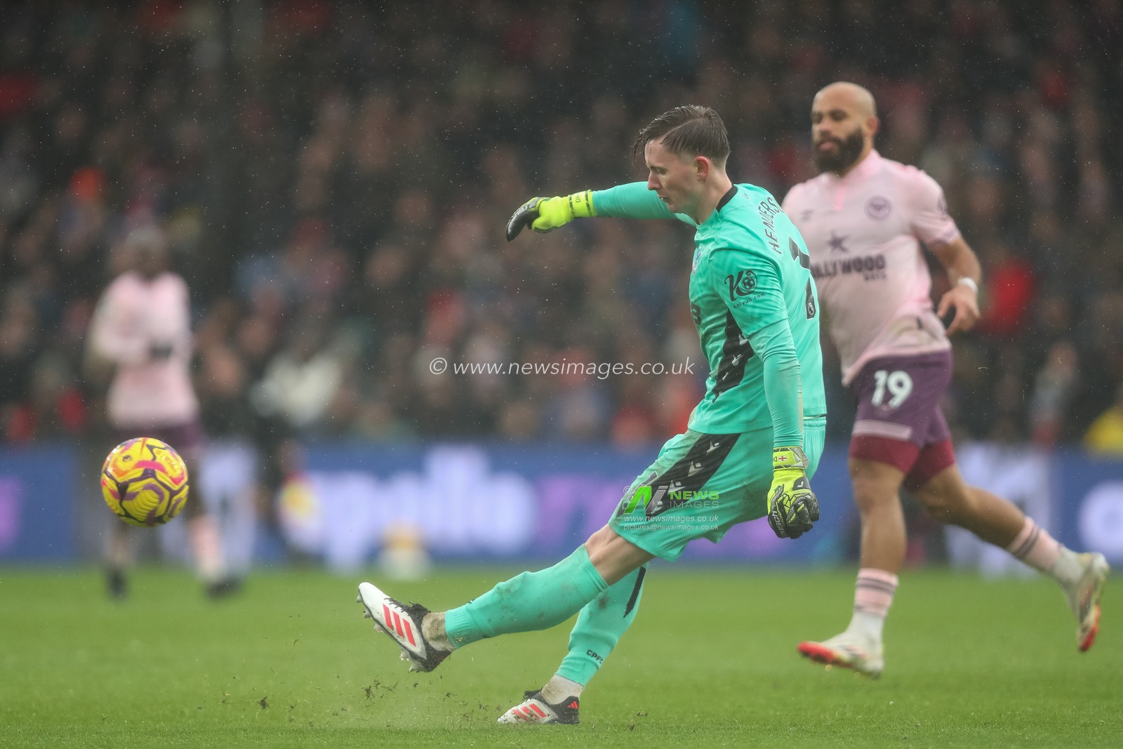 Dean Henderson of Crystal Palace clears the ball during the Premier League match Crystal Palace vs Brentford at Selhurst Park, London, United Kingdom, 26th January 2025

(Photo by Izzy Poles/News Images)