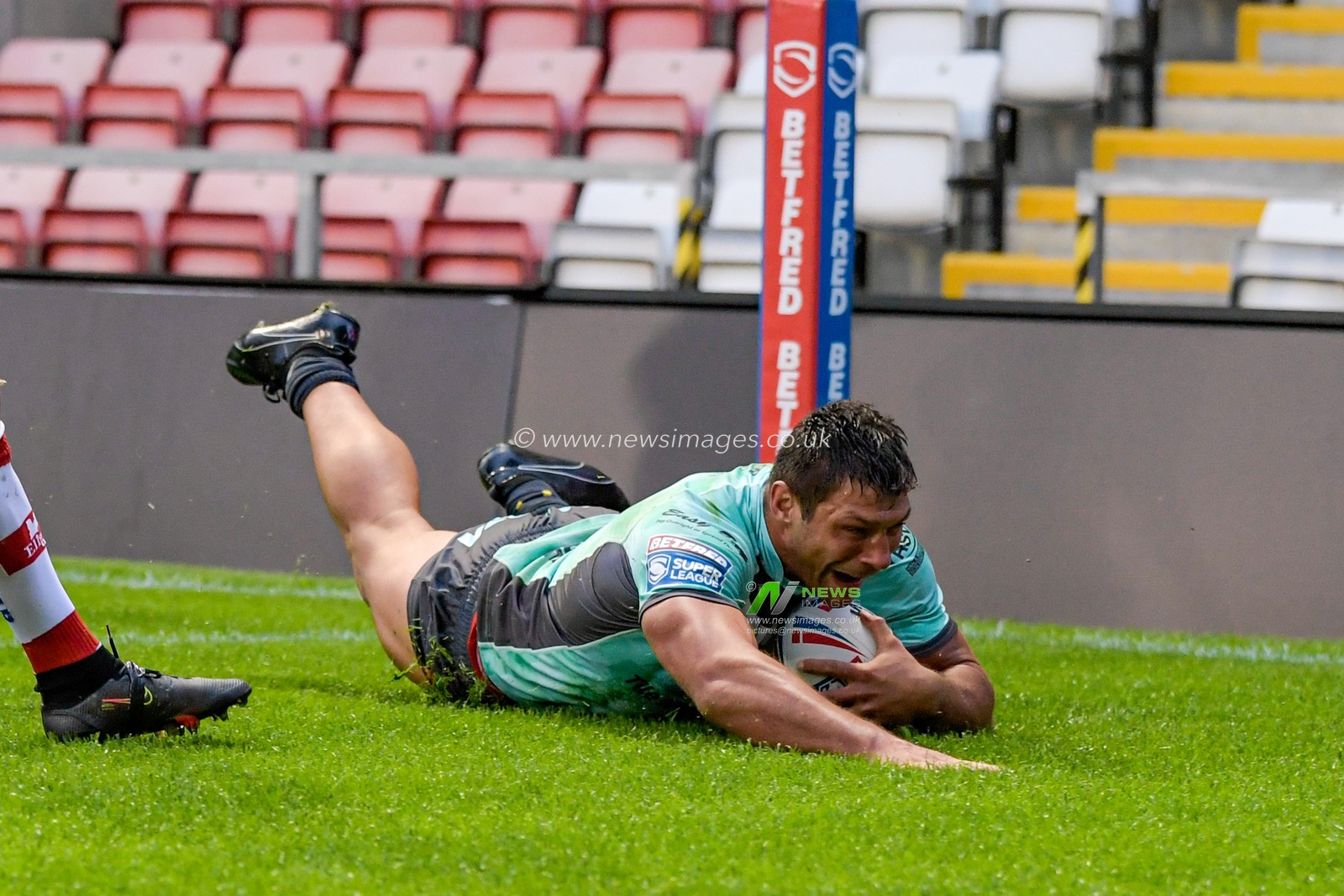 Ryan Hall (5) of Hull KR goes over for a try to make it 28-32