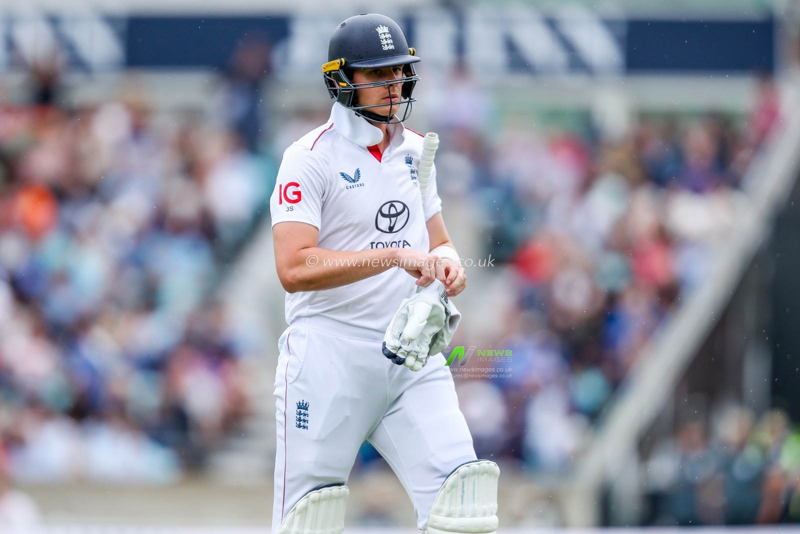 Jamie Smith of England looks dejected following his dismissal during the 5th Rothesay Test Match day 5 England v India at The Kia Oval, London, United Kingdom, 4th August 2025

(Photo by Izzy Poles/News Images)