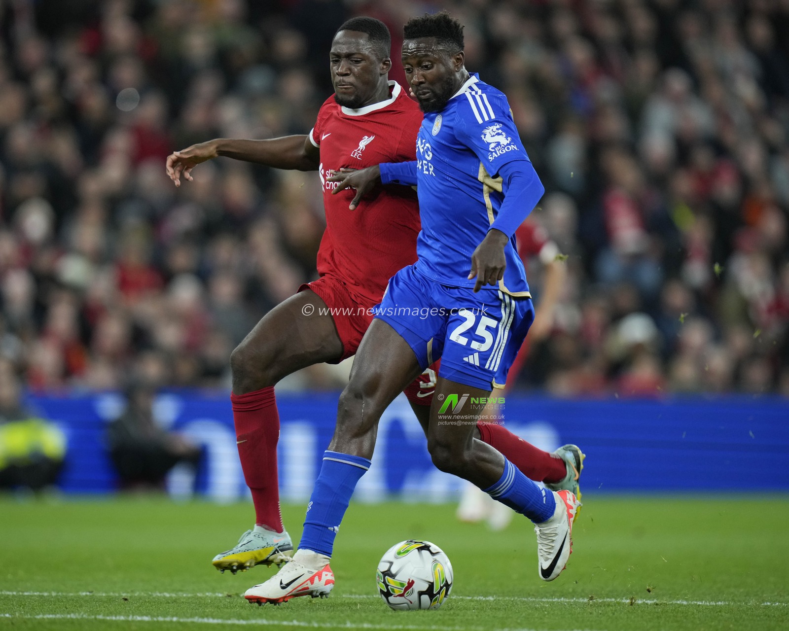 Ibrahima KonatÃ© #5 of Liverpool competes for the ball with Wilfred Ndidi #25 of Leicester City during the Carabao Cup Third Round match Liverpool vs Leicester City at Anfield, Liverpool, United Kingdom, 27th September 2023

(Photo by Steve Flynn/News Images)