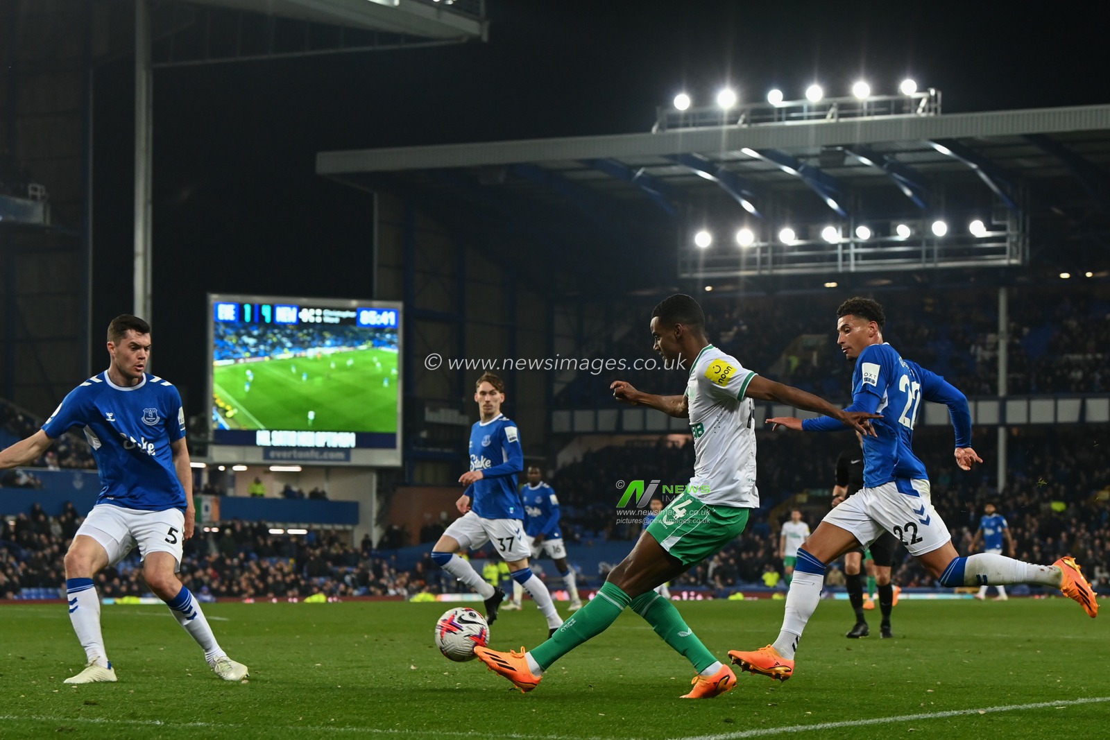 Alexander Isak #14 of Newcastle United crosses the ball during the Premier League match Everton vs Newcastle United at Goodison Park, Liverpool, United Kingdom, 27th April 2023

(Photo by Craig Thomas/News Images)