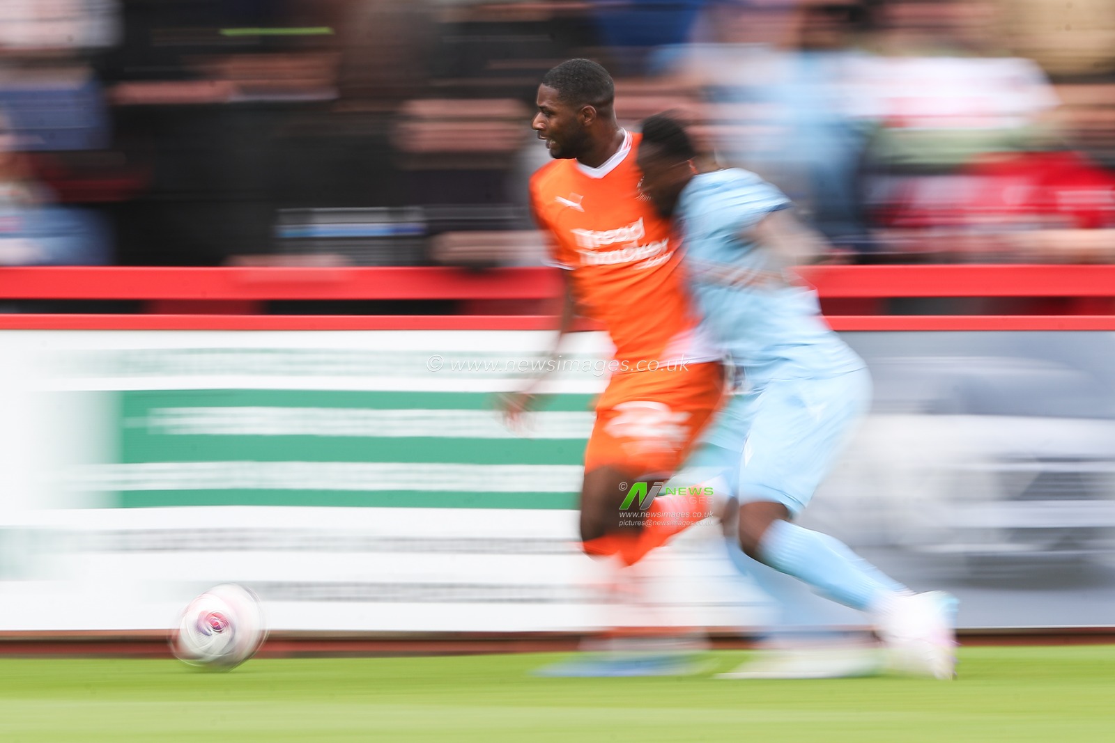 Odel Offiah of Blackpool breaks with the ball during the Sky Bet League 1 match Stevenage vs Blackpool at Lamex Stadium, Stevenage, United Kingdom, 18th April 2025

(Photo by Gareth Evans/News Images)
