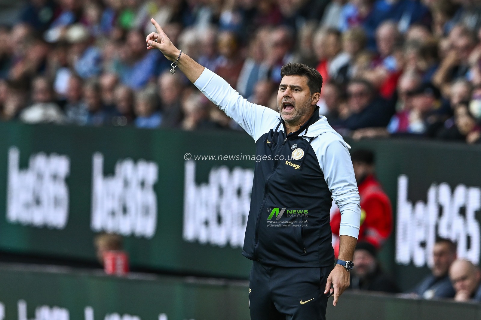 Mauricio Pochettino Manager of Chelsea gives his team instructions during the Premier League match Burnley vs Chelsea at Turf Moor, Burnley, United Kingdom, 7th October 2023

(Photo by Craig Thomas/News Images)