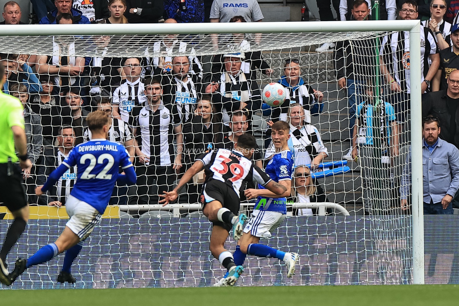 Bruno Guimaraes #39 of Newcastle United scores to make it 2-1