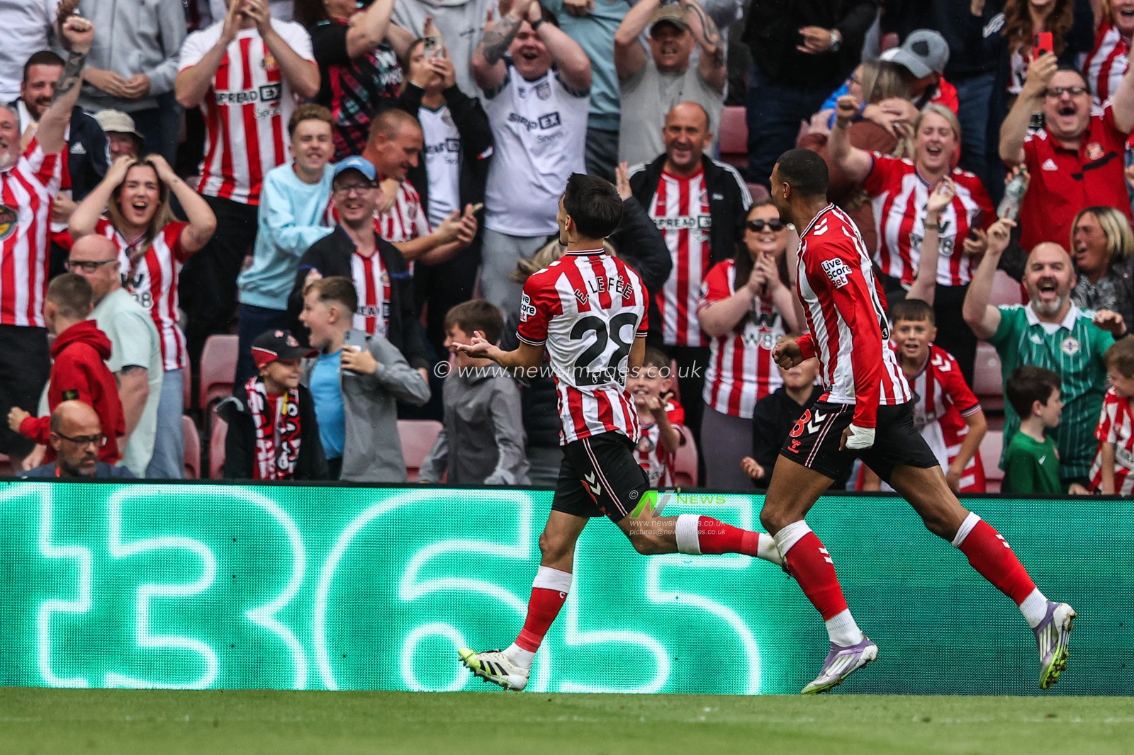 Enzo Le Fée of Sunderland celebrates his goal to make it 1-1 during the Premier League match Sunderland vs Brentford at Stadium Of Light, Sunderland, United Kingdom, 30th August 2025

(Photo by Alfie Cosgrove/News Images)