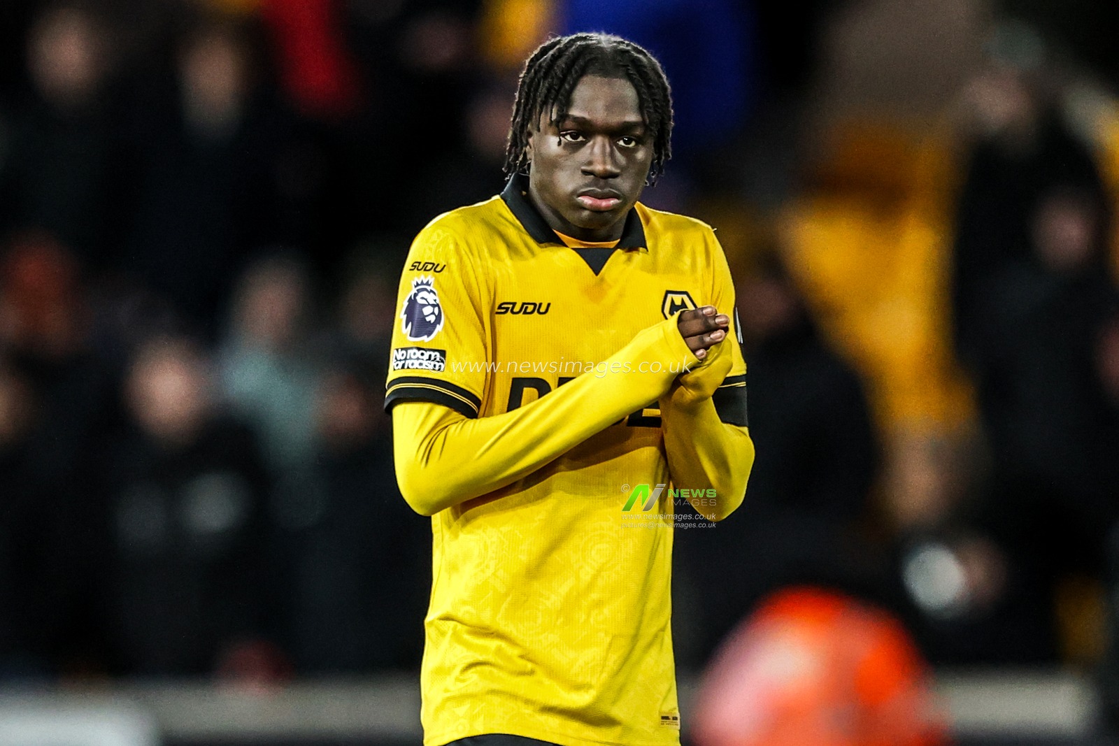 Mateus Mane of Wolverhampton Wanderers applauds the fans after the game during the Premier League match Wolverhampton Wanderers vs West Ham United at Molineux, Wolverhampton, United Kingdom, 3rd January 2026

(Photo by Alfie Cosgrove/News Images)

*** GER AUT SUI OUT ***