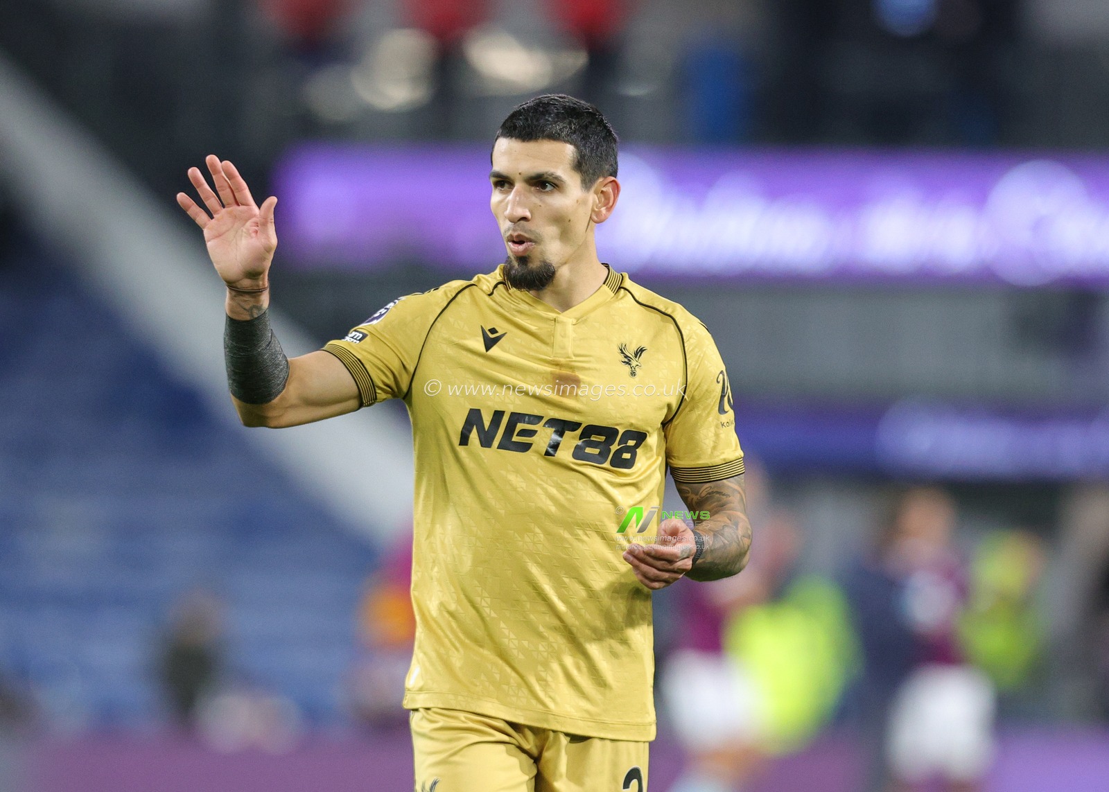 Daniel Munoz of Crystal Palace applauds the fans after the game during the Premier League match Burnley vs Crystal Palace at Turf Moor, Burnley, United Kingdom, 3rd December 2025

(Photo by Richard Bierton/News Images)

*** GER AUT SUI OUT ***