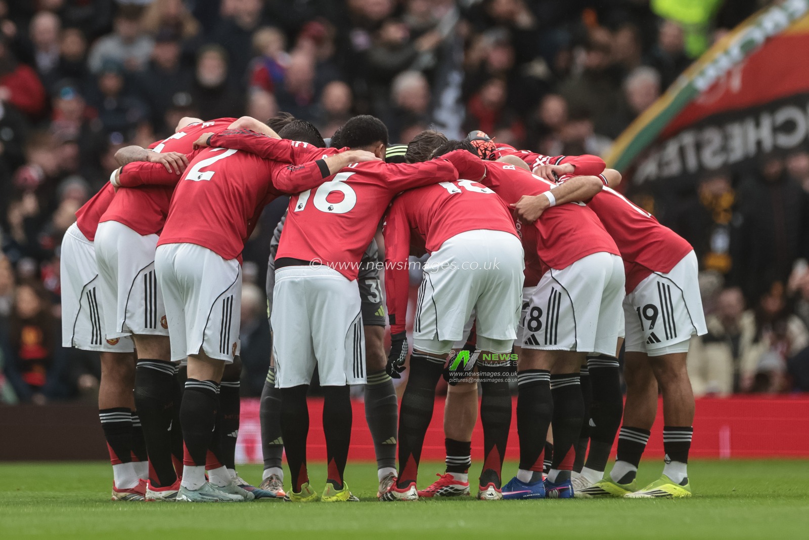 Manchester United team huddle during the Premier League match Manchester United vs Aston Villa at Old Trafford, Manchester, United Kingdom on 15 March 2026

(Photo by Mark Cosgrove/News Images)