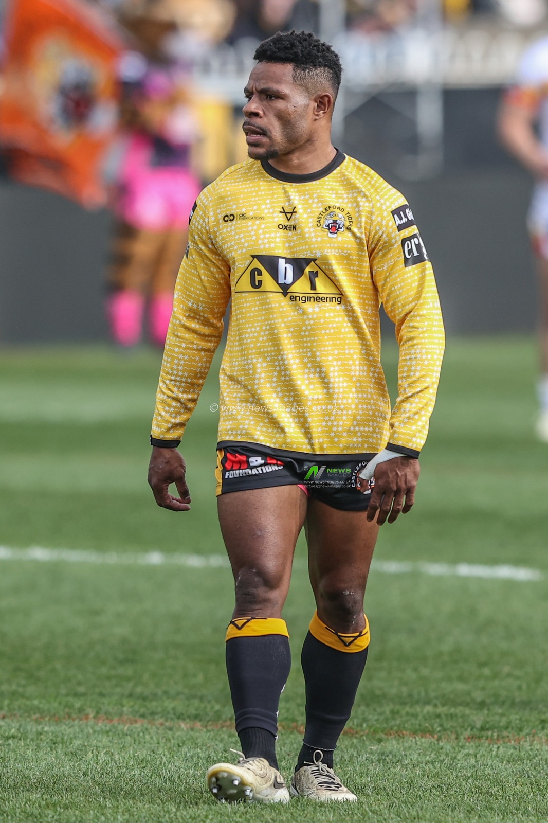 Jeremiah Simbiken of Castleford Tigers during pre-game warm up during the Betfred Super League Round 5 match Castleford Tigers vs Catalans Dragons at The Mend-A-Hose Jungle, Castleford, United Kingdom, 22nd March 2025

(Photo by Alfie Cosgrove/News Images)