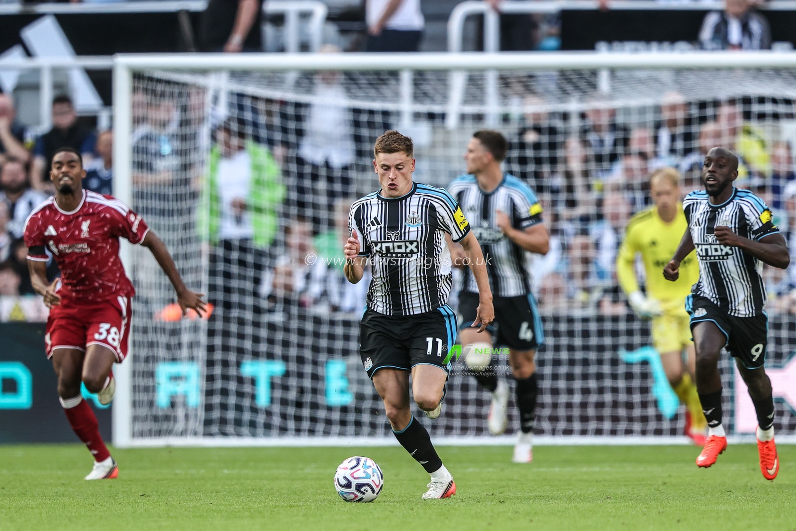Harvey Barnes of Newcastle United breaks with the ball during the Premier League match Newcastle Untied vs Liverpool at St. James's Park, Newcastle, United Kingdom on 23 August 2026

(Photo by Alfie Cosgrove/News Images)