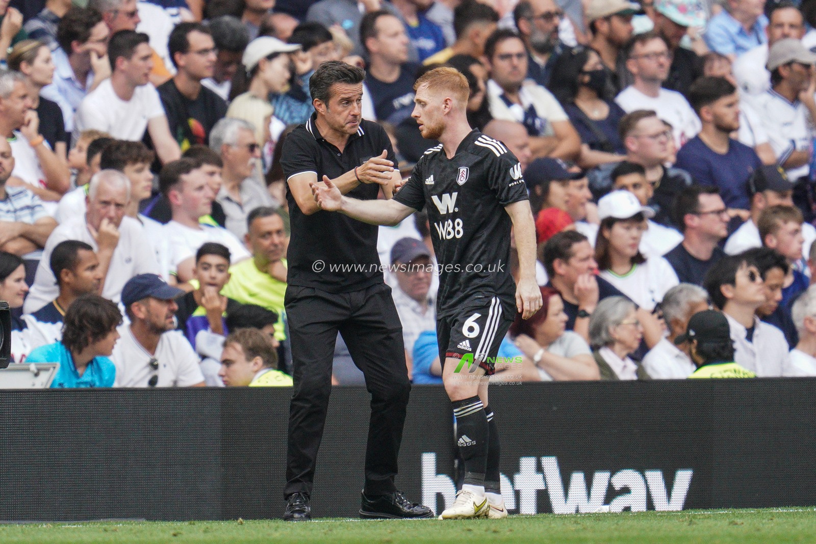 Marco Silva manager of Fulham give instruction to Harrison Reed #6 of Fulham during the Premier League match Tottenham Hotspur vs Fulham at Tottenham Hotspur Stadium, London, United Kingdom, 3rd September 2022

(Photo by Richard Washbrooke/News Images)