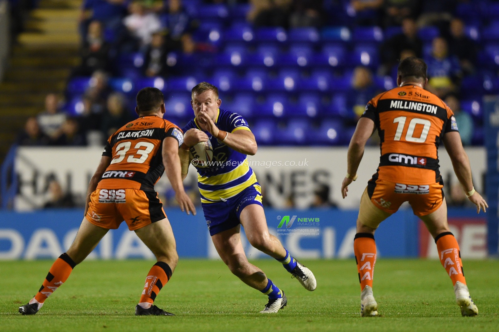 19th September 2019 , Halliwell Jones Stadium, Warrington, England;  Betfred Super League, Round Eliminator 1, Warrington Wolves vs Castleford Tigers ; Jack Hughes (12) of Warrington Wolves ahead of Chris Clarkson (33) of Castleford Tigers 


 

Credit: Richard Long/News Images