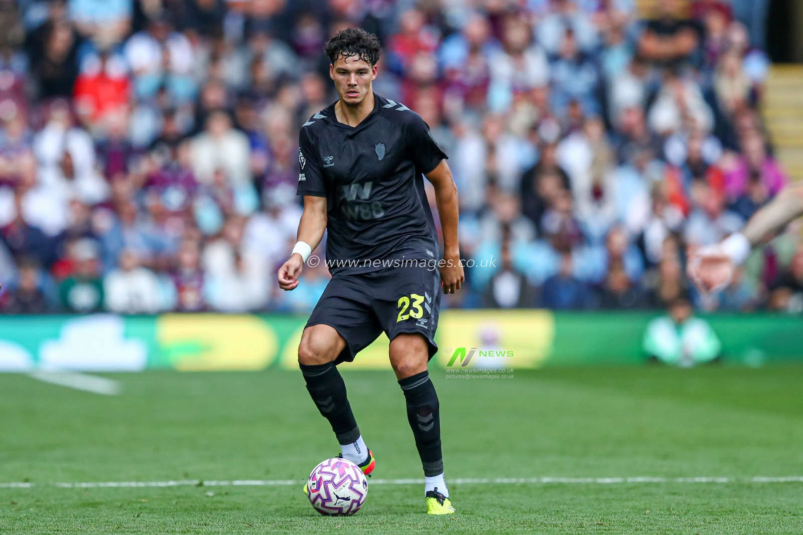 Jenson Seelt of Sunderland with the ball at his feet during the Premier League match Burnley vs Sunderland at Turf Moor, Burnley, United Kingdom, 23rd August 2025

(Photo by Jorge Horsted/News Images)