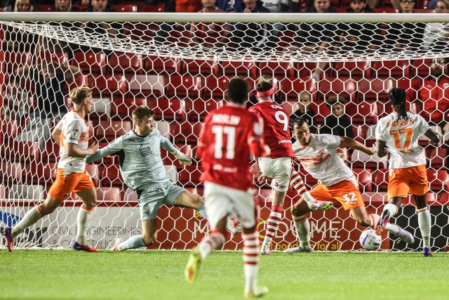 Josh Earl of Blackpool blocks a shot from Makenzie Kirk of Barnsley during the Sky Bet League One match Barnsley vs Blackpool at Oakwell, Barnsley, United Kingdom on 02 September 2026

(Photo by Alfie Cosgrove/News Images)