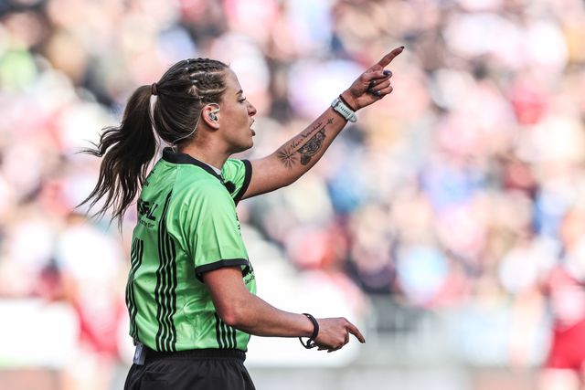 Referee Tara Jones gives instructions during the Betfred Super League round 6 match Wigan Warriors vs Huddersfield Giants at The Brick Community Stadium, Wigan, United Kingdom on 28 March 2026

(Photo by Alfie Cosgrove/News Images)