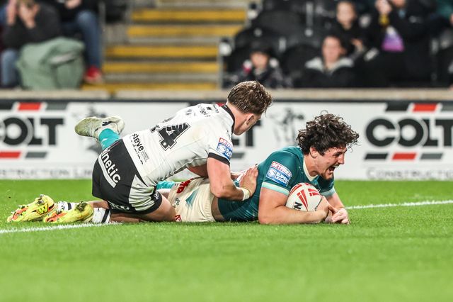 Jake Davies of St Helens goes over for a try during the Betfred Super League round 8 match Hull FC vs St Helens at MKM Stadium, Hull, United Kingdom on 16 April 2026

(Photo by Alfie Cosgrove/News Images)