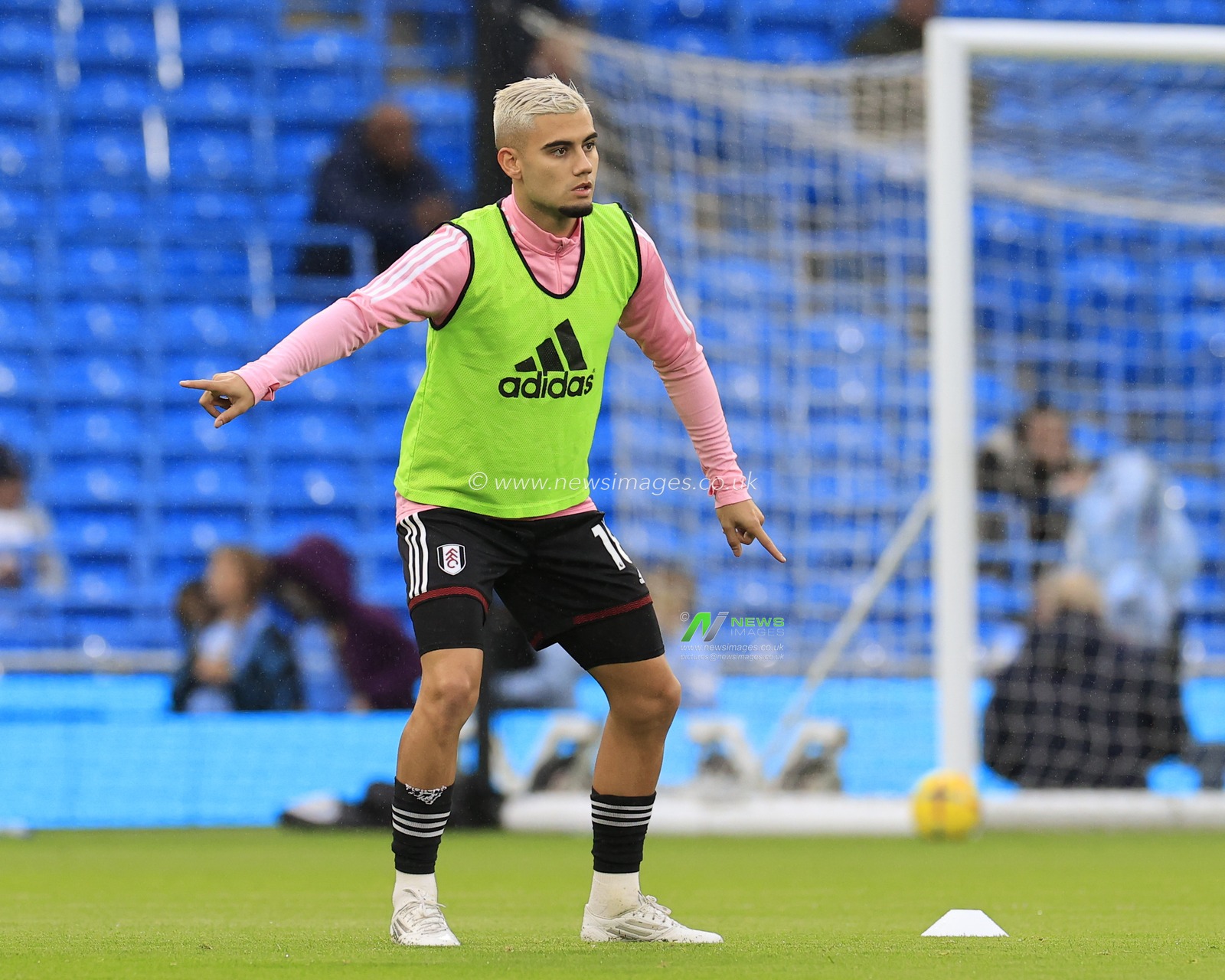 Andreas Pereira #18 of Fulham warms up for the game ahead of the Premier League match Manchester City vs Fulham at Etihad Stadium, Manchester, United Kingdom, 5th November 2022

(Photo by Conor Molloy/News Images)