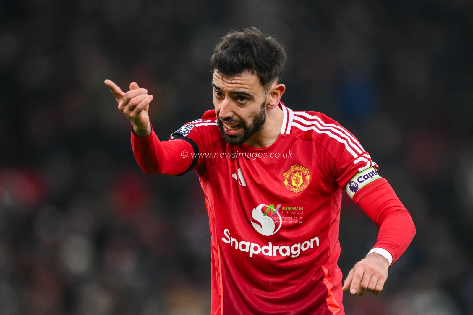 Bruno Fernandes of Manchester United gives his team instructions during the Premier League match Manchester United vs Brighton and Hove Albion at Old Trafford, Manchester, United Kingdom, 19th January 2025

(Photo by Craig Thomas/News Images)