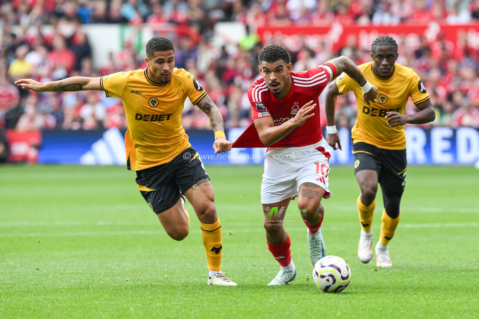 Morgan Gibbs-White of Nottingham Forest holds of JoÃ£o Gomes of Wolverhampton Wanderers during the Premier League match Nottingham Forest vs Wolverhampton Wanderers at City Ground, Nottingham, United Kingdom, 31st August 2024

(Photo by Craig Thomas/News Images)