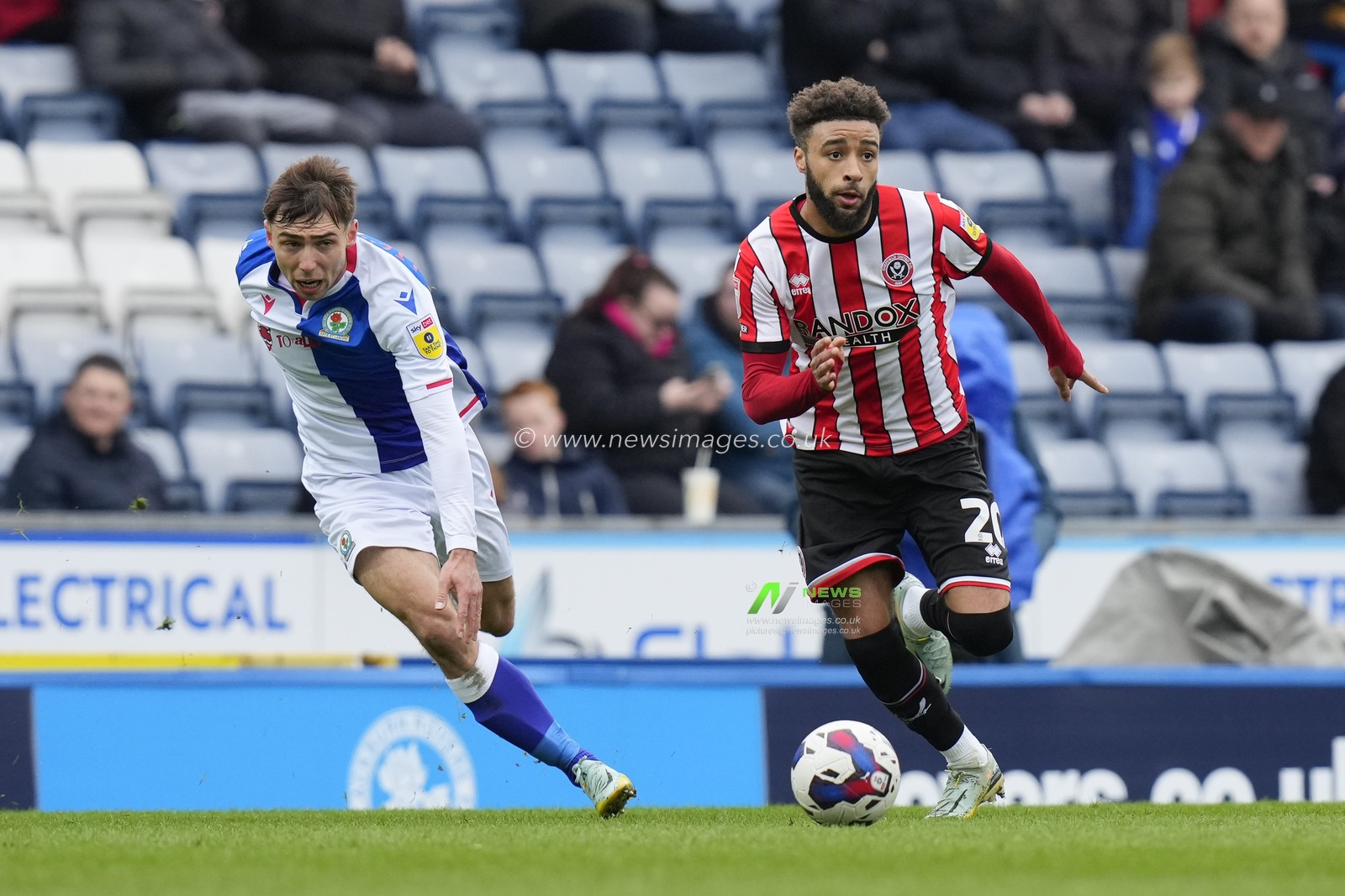 Jayden Bogle #20 of Sheffield United breaks past Harry Pickering #3 of Blackburn Roversduring the Sky Bet Championship match Blackburn Rovers vs Sheffield United at Ewood Park, Blackburn, United Kingdom, 4th March 2023

(Photo by Steve Flynn/News Images)
