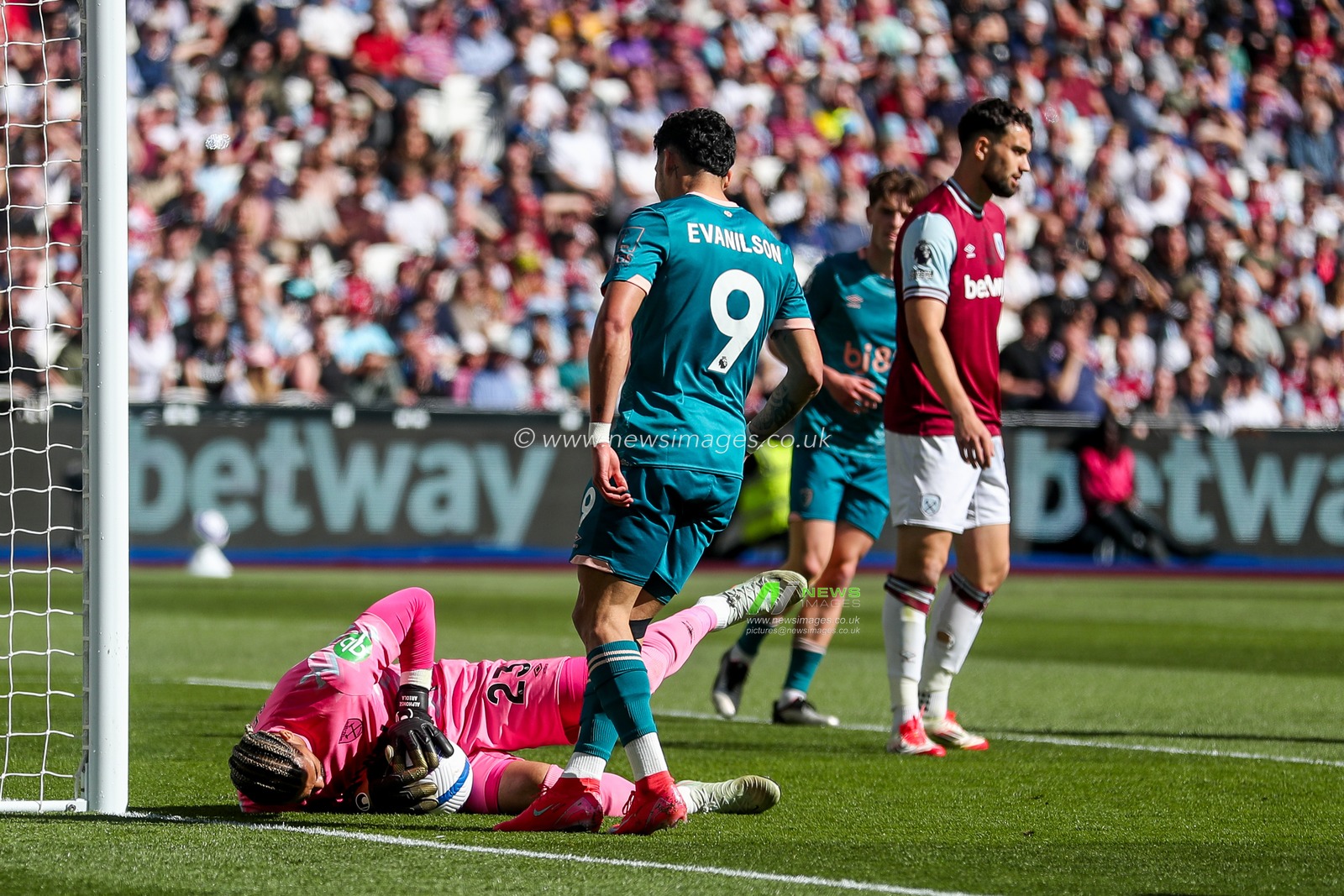 Alphonse Areola of West Ham United makes a save during the Premier League match West Ham United vs Bournemouth at London Stadium, London, United Kingdom, 5th April 2025

(Photo by Izzy Poles/News Images)