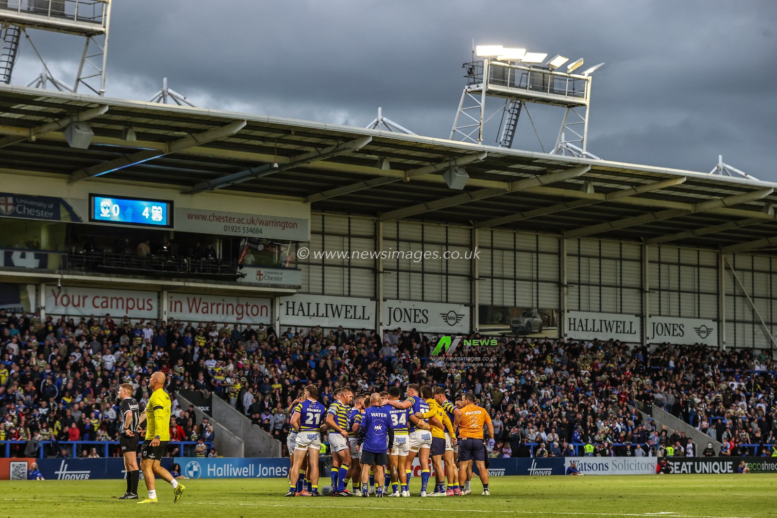Warrington have a group huddle during the Betfred Super League round 13 match Warrington Wolves vs Hull FC at The Halliwell Jones Stadium, Warrington, United Kingdom on 05 June 2026

(Photo by Alfie Cosgrove/News Images)