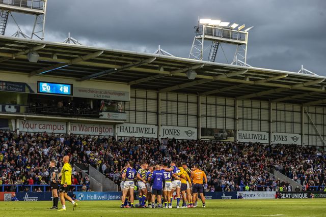Warrington have a group huddle during the Betfred Super League round 13 match Warrington Wolves vs Hull FC at The Halliwell Jones Stadium, Warrington, United Kingdom on 05 June 2026

(Photo by Alfie Cosgrove/News Images)