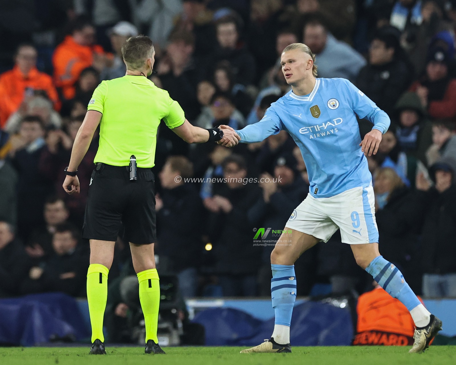 Erling Haaland  of Manchester City shakes hands with Erling Haaland  of Manchester City as he is substituted during the UEFA Champions League match Manchester City vs F.C. Copenhagen at Etihad Stadium, Manchester, United Kingdom, 6th March 2024

(Photo by Mark Cosgrove/News Images)