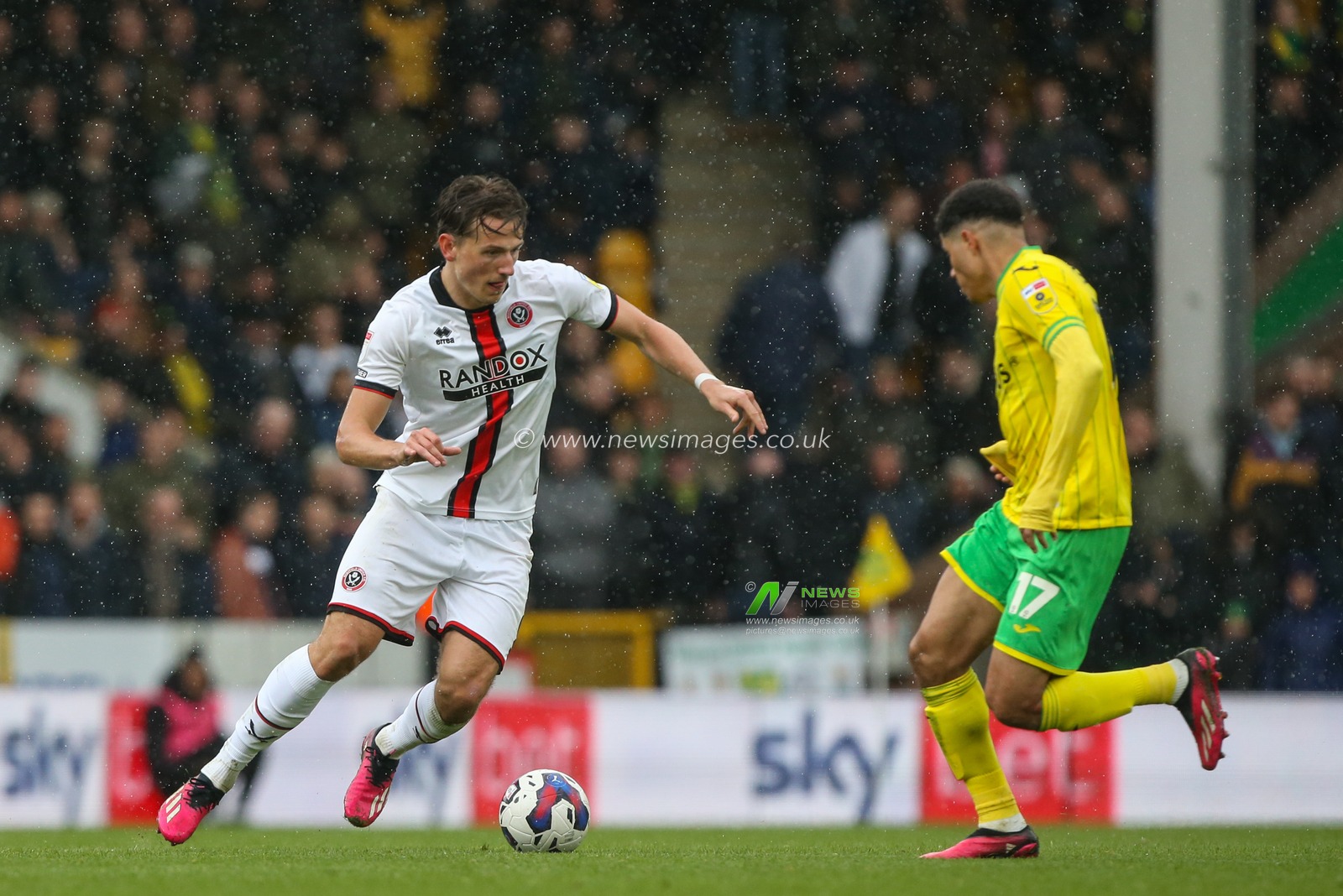 Sander Berge #8 of Sheffield United on the ball during the Sky Bet Championship match Norwich City vs Sheffield United at Carrow Road, Norwich, United Kingdom, 1st April 2023

(Photo by Arron Gent/News Images)